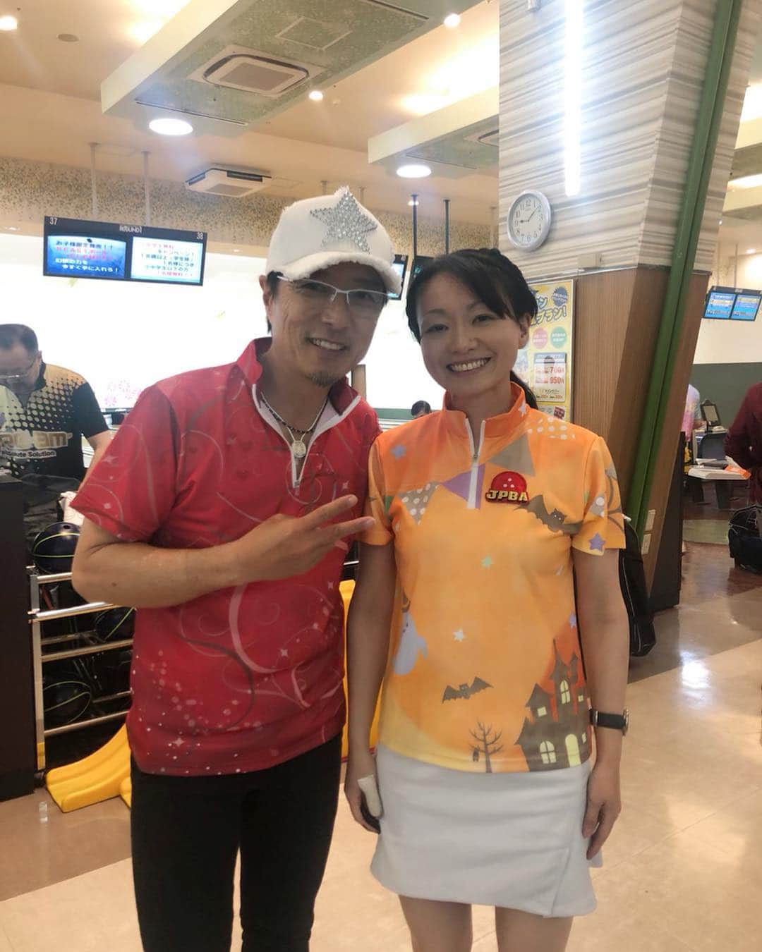 のインスタグラム：「昨日はラウンドワン南砂店で「鈴木馨プロ&小原春香チャレンジ」にゲストで参戦させて頂きました❣️春香ちゃんとは5年ぶりに会いましたが、相変わらず綺麗でした💕😊鈴木馨プロとは福島オープンでお会いしたのが縁で、4月28日笹塚ボウルで開催される「BELLフェスボウリング」でまたお世話になります！桑田佳祐さんがKUWATA CUPで起こしてくれたボウリングの波を少しでも広めて行きたいと思います！！#ボウリング#bowling #鈴木馨プロ #小原春香#元akb48 #棚橋孝太プロ#黒田アーサー #ラウンドワン南砂店 #배우 #쿠로다아사#일본배우#볼링」