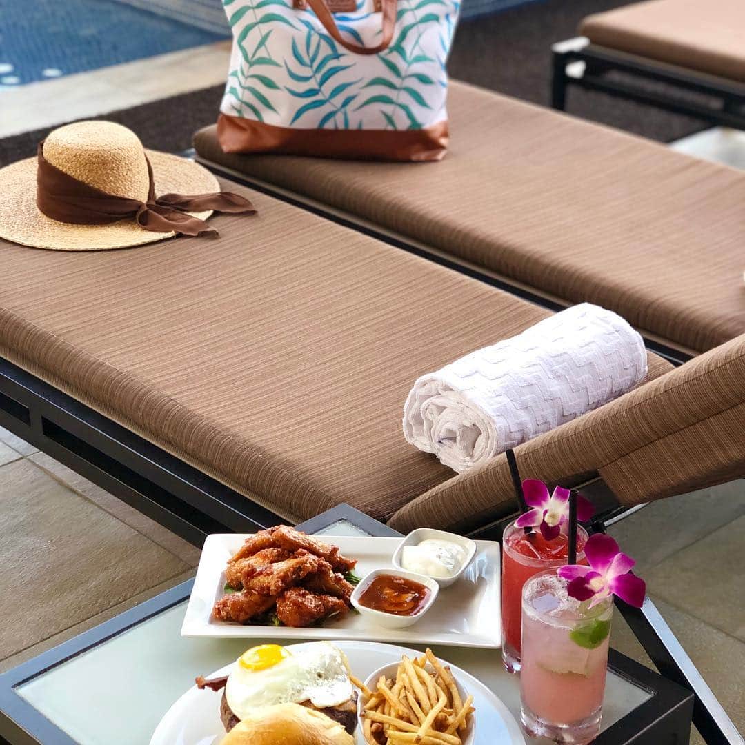 Trump Waikikiさんのインスタグラム写真 - (Trump WaikikiInstagram)「Enjoy our signature burger with truffle fries and a cool beverage while lounging at the Infinity Pool. #trumpwaikiki #inyoburger #truffle #trufflefries」3月22日 10時45分 - trumpwaikiki