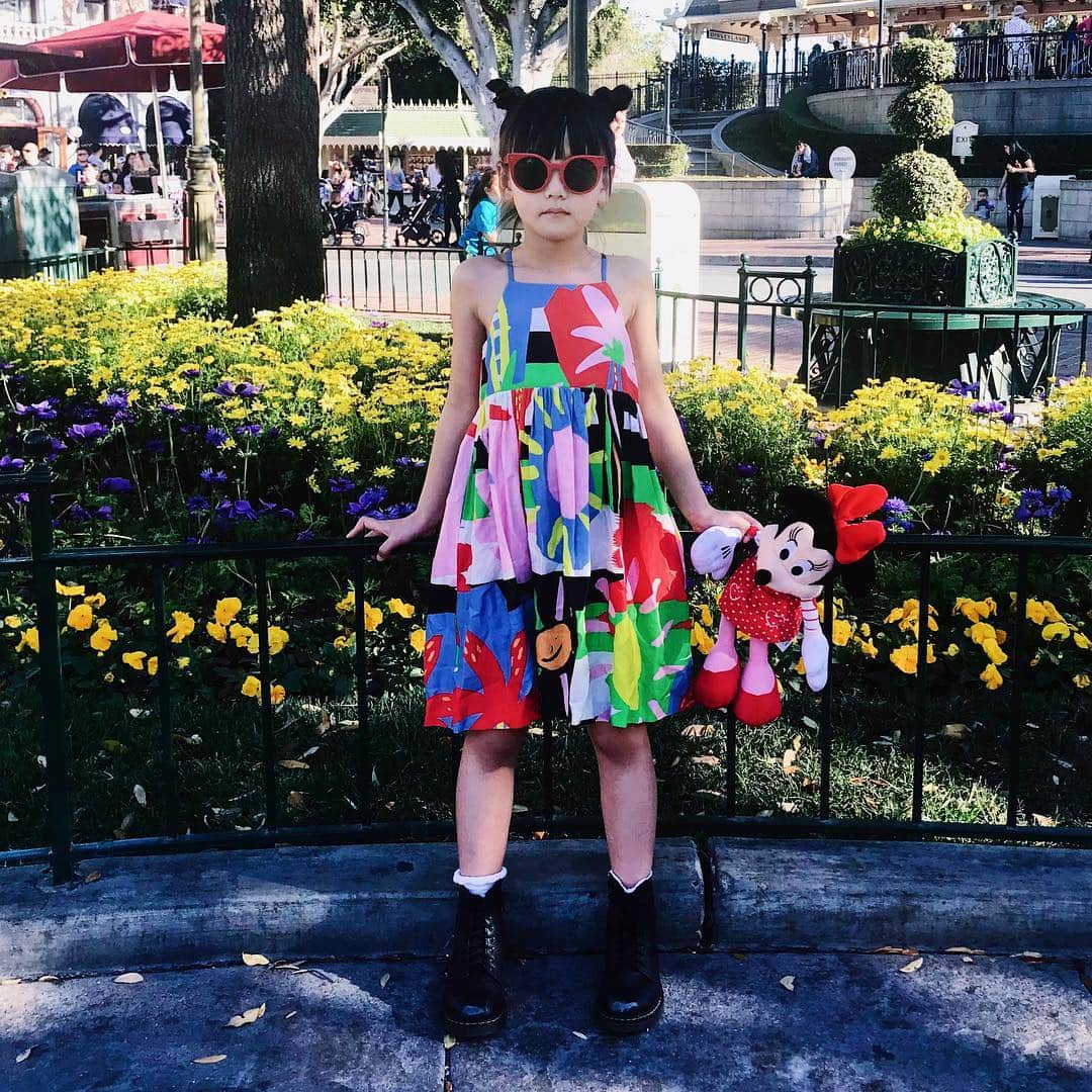 Zooey Miyoshiさんのインスタグラム写真 - (Zooey MiyoshiInstagram)「So they say it’s officially spring! Stoked it’s finally warm enough to style sundresses! 🌼 #zooeydisneystyle Dress + sunnies: @stellakids Boots: @drmartensofficial」3月22日 10時45分 - zooeyinthecity