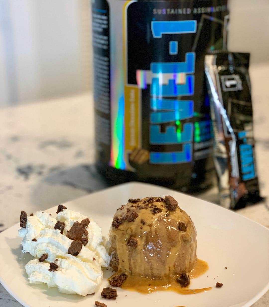 アナ・チエリさんのインスタグラム写真 - (アナ・チエリInstagram)「@kerrihayesfit always has the best @1stphorm recipes 🙌🏼😋 Repost// Whipped up a little something tonight to feed my sweet 🦷.. super easy, diet friendly, ridiculously good. 🤤 . . For this dessert, you will want to make it fit your macros! 🤤😋 . . Chocolate Lava Protein Mug Cake:  Ingredients: 1 scoop @1stphorm Level 1 German Chocolate Cake Protein 1/3 a @1stphorm Level -1 Chocolate Crunch Bar  1/4 cup of almond/ coconut milk 1/2 tsp of baking powder Couple drops of stevia 1 tsp peanut butter Coconut Cool Whip . . Directions:  In a mug combine the protein powder and the milk and beat together, add in stevia and baking powder and mix well again. Chop up 1/4 of the level one bar and drop in the middle of the mixture. Place in microwave for 35-45 seconds keeping an eye on it that is doesn’t overflow. . . Flip mug over onto plate and drizzle with peanut butter. Serve with a side of cool whip and chocolate crunch bar crumbles. 🤤🤤 . . Macros:  33 grams of protein  15 grams of carbs  13 grams of fat .」3月22日 10時50分 - anacheri