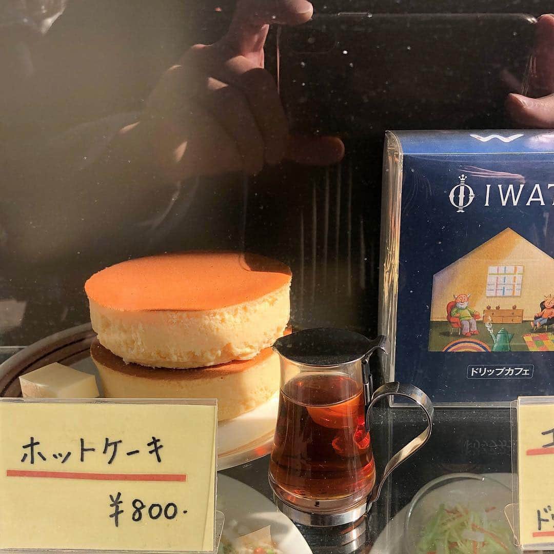 isutaさんのインスタグラム写真 - (isutaInstagram)「. 鎌倉の名店「イワタ珈琲店」をご紹介♡ . 小町通りに入ってすぐのところにある鎌倉を代表するような老舗喫茶店です。 . 昭和レトロな雰囲気のの店内では、看板メニューの分厚いホットケーキが食べられます♩ . 20~30分ほどかけてじっくり焼き上げるホットケーキは、表面はかっちり、中はふっくらの食感が魅力的なんです♡ . そのほかにも、プリンが2つにたっぷりのフルーツが入ったプリンアラモードも見逃せません！ 鎌倉を訪れる際にはぜひ行ってみてください❤︎ _____ イワタ珈琲店 open：10:00～18:00（L.O.17:30） close：火曜日・第2水曜日 access：神奈川県鎌倉市小町1-5-7 _____ photo by @nanakoro94 @szkissey . #isuta #isutapic #isutacafe #イスタ #イワタコーヒー」3月22日 10時54分 - isuta_jp