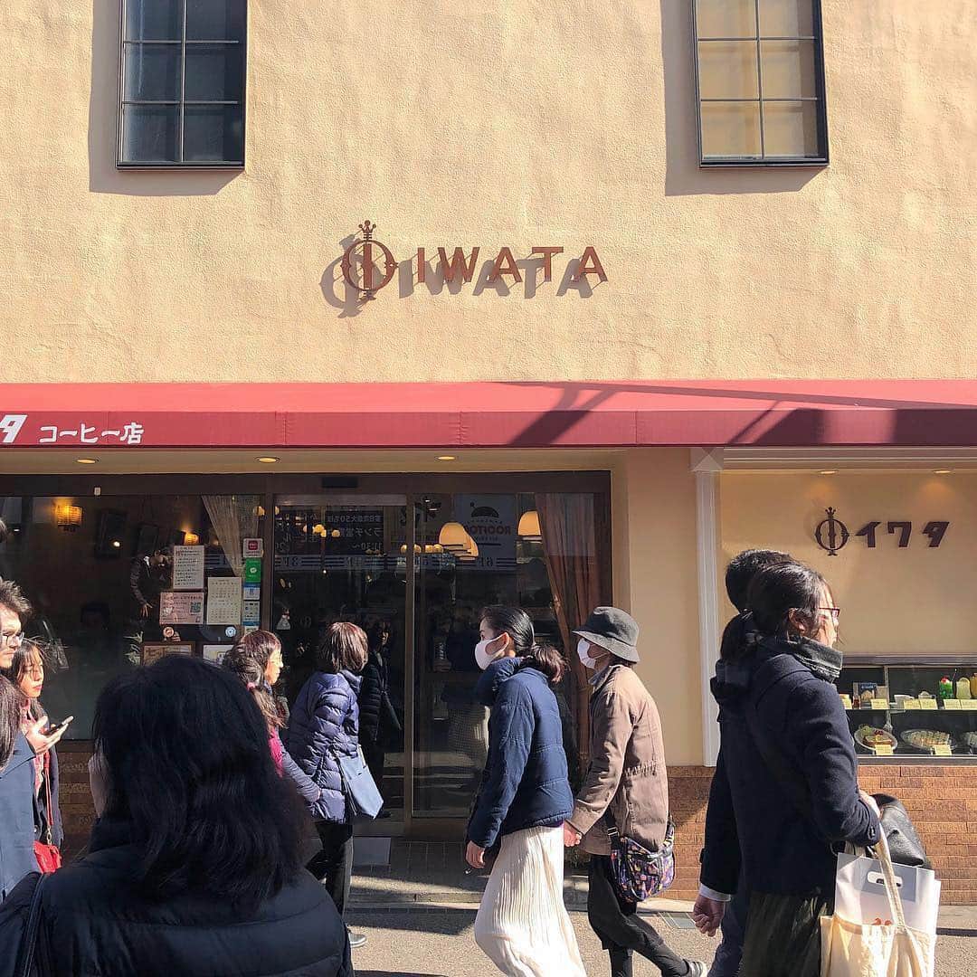 isutaさんのインスタグラム写真 - (isutaInstagram)「. 鎌倉の名店「イワタ珈琲店」をご紹介♡ . 小町通りに入ってすぐのところにある鎌倉を代表するような老舗喫茶店です。 . 昭和レトロな雰囲気のの店内では、看板メニューの分厚いホットケーキが食べられます♩ . 20~30分ほどかけてじっくり焼き上げるホットケーキは、表面はかっちり、中はふっくらの食感が魅力的なんです♡ . そのほかにも、プリンが2つにたっぷりのフルーツが入ったプリンアラモードも見逃せません！ 鎌倉を訪れる際にはぜひ行ってみてください❤︎ _____ イワタ珈琲店 open：10:00～18:00（L.O.17:30） close：火曜日・第2水曜日 access：神奈川県鎌倉市小町1-5-7 _____ photo by @nanakoro94 @szkissey . #isuta #isutapic #isutacafe #イスタ #イワタコーヒー」3月22日 10時54分 - isuta_jp
