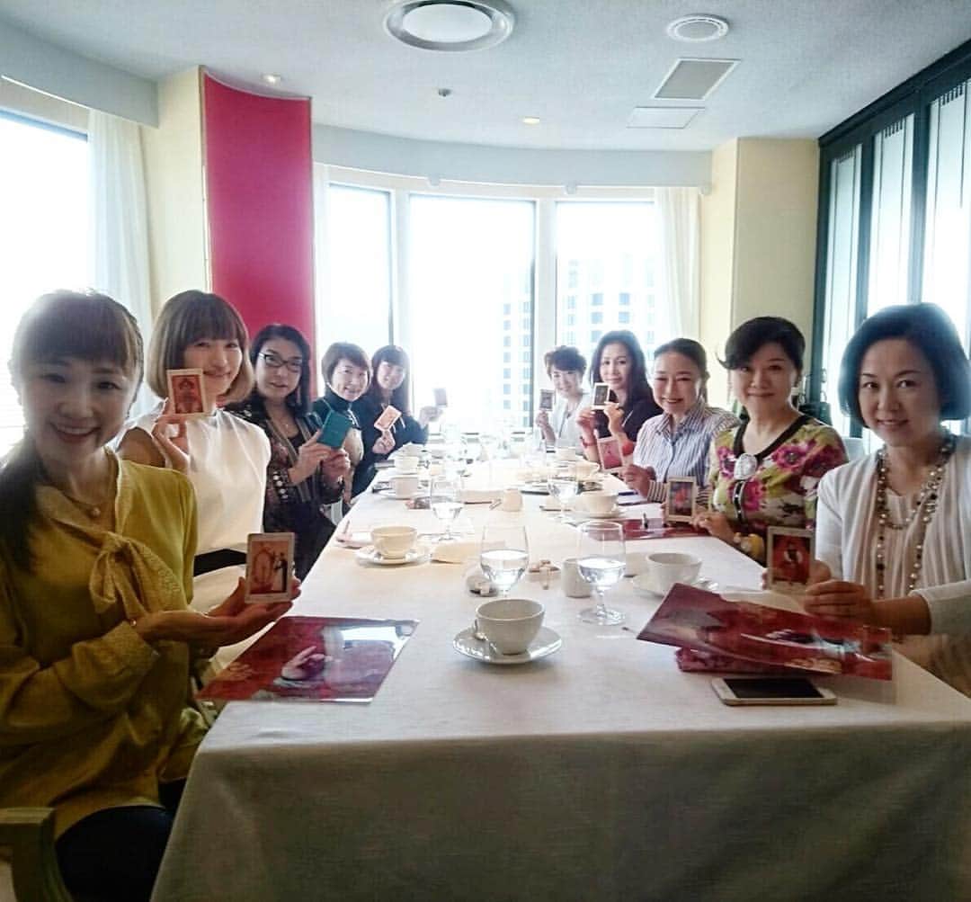 廣瀬規子のインスタグラム：「昨日が西洋占星術においては元旦のような日で、特に今年は色んなことが変わる年でもあると。 * 前日公私ともにお世話になっている美佳さんにお誘い頂き参加した会で、 ゲストでいらしたステラ薫子さんから、とっても興味深いお話を沢山伺えて、大満足して帰って来ました。また新しい一年を迎えるつもりで、昨夜はお土産に頂いた @baraka_style の死海ソルトで体を清め、温めて眠りにつきました。 （ちなみにこのソルト、お風呂に浸かるだけなのに、やばいくらいにお肌ツルツルになる😳） * 昨年一年は、私にとって嫌という程自分自身と向き合わなくてはいけない、ある意味過酷な一年でしたが、ステラ薫子先生のお話を聞きながら、その答え合わせをさせて頂いているような不思議な気分でおりました。 * 今日から新しい一年の始まり。さぁ、目の前に広がるのはどんな景色なんだろう。 今日からまた頑張るぞっ！ * #ステラ薫子 先生 #西洋占星術 #元旦 #どんな事にも意味がある #どんな事も力にしていけるように #明るく前に進んでいく #どんな時も立ち止まってなんていられないんだ #😊😊😊 #🍓🍓🍓 #美佳さんありがとうございました💓」