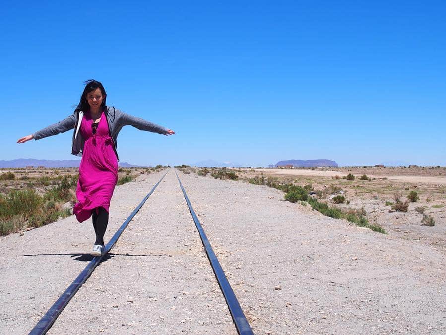 早川茉希さんのインスタグラム写真 - (早川茉希Instagram)「【ウユニ→アタカマ越えツアー🚐💨】 ・ ボリビアのウユニからチリへ 車で国境を越える 2泊3日のツアーに参加しました！  ガタガタ道の砂漠をひたすら走るのですが、 絶景スポットが多いことから 「宝石の道」と呼ばれているそうです💎✨ ・ 実際、体調が良かったので 思ったより大変ではなく、 壮大な自然を思う存分満喫しました！！！✨ ・ ただ、標高5000m級の山を越えて行くので 高山病になった方や、 南米に来てからずっと お腹を壊している方は辛そうでした😭💧 ・ １日目は、列車の墓場とウユニ塩湖、 塩でできたホテルでのご飯🍴  塩湖は風が強く、鏡張りには なっていなかったけれど、 ガイドのアブラハムがトリック写真を 撮ってくれました🤗🦖 ・ ２日目からは、チリを目指しながら 絶景スポットのラグーンを巡りました！！ （つづく）  #ボリビア #チリ #ウユニ #uyuni #atacama #アタカマ砂漠 #国境越え #ツアー #南米旅行 #ウユニ塩湖 #タビジョ #旅行好きな人と繋がりたい」3月22日 11時06分 - maki_hayakawa