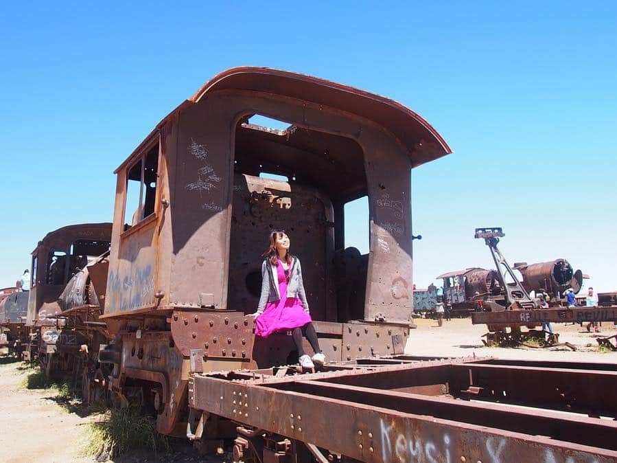 早川茉希さんのインスタグラム写真 - (早川茉希Instagram)「【ウユニ→アタカマ越えツアー🚐💨】 ・ ボリビアのウユニからチリへ 車で国境を越える 2泊3日のツアーに参加しました！  ガタガタ道の砂漠をひたすら走るのですが、 絶景スポットが多いことから 「宝石の道」と呼ばれているそうです💎✨ ・ 実際、体調が良かったので 思ったより大変ではなく、 壮大な自然を思う存分満喫しました！！！✨ ・ ただ、標高5000m級の山を越えて行くので 高山病になった方や、 南米に来てからずっと お腹を壊している方は辛そうでした😭💧 ・ １日目は、列車の墓場とウユニ塩湖、 塩でできたホテルでのご飯🍴  塩湖は風が強く、鏡張りには なっていなかったけれど、 ガイドのアブラハムがトリック写真を 撮ってくれました🤗🦖 ・ ２日目からは、チリを目指しながら 絶景スポットのラグーンを巡りました！！ （つづく）  #ボリビア #チリ #ウユニ #uyuni #atacama #アタカマ砂漠 #国境越え #ツアー #南米旅行 #ウユニ塩湖 #タビジョ #旅行好きな人と繋がりたい」3月22日 11時06分 - maki_hayakawa