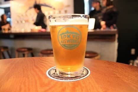 【ビール女子 -Beergirl.net-】さんのインスタグラム写真 - (【ビール女子 -Beergirl.net-】Instagram)「「TOKYO ALEWORKS」のタップルームと併設のビアパブが、2019年3月7日（木）にリニューアル👏🏼👏🏼﻿ さらに、「TOKYO ALEWORKS」のビールの外販向け生産がスタートし、全国のビアバーで飲めるようになります🙆‍♀️﻿ その内容をお届けします✨﻿ ﻿ リニューアル後はビアパブとして利用できる店内もテーブルやカウンターを一新し、﻿ より居心地がよく生まれ変わりました🍺﻿ ﻿ とくに、その日に飲めるビールが液晶に表示されるようになったのもポイントです🙋‍♀️﻿ 22タップもあるので、どれにしようか迷ってしまいそうですよね！！﻿ ﻿ 「TOKYO ALEWORKS」のビール以外にも、インポートビールや親交のあるブルワリーのビールが味わえます🍻﻿ ﻿ 写真１枚目は『Junior’s Cream Ale』。﻿ とうもろこしを一部使用した、やわらかい口当たりがやさしいクリームエールです。﻿ 1杯目におすすめですよ！！﻿ ﻿ ３枚目の写真は店内の隅にあるのが100円で1回引けるガチャガチャ！！﻿ Tシャツやパイントグラスが当たります😉﻿ ぜひ運試しにチャレンジしてみては？﻿ ﻿ さらに店内でひときわ目を引くのが、４枚目の写真のピンボールマシン😳﻿ フリープレイなのでビールを飲みながら楽しめますよ！✨﻿ ﻿ ﻿ ﻿ ﻿ #ビール女子 #beergirl  #🍻 #ビール党 #ビール部 #ビール好き #ビール女子部 #beer #beerlover #beerstagram #beercollector #beerlove #instabeerofficial #lovebeer #craftbeer #beertime #cheers #japan #クラフトビール #tokyoaleworks #tokyoaleworkstaproom #クリームエール」3月22日 11時08分 - beergirl_net