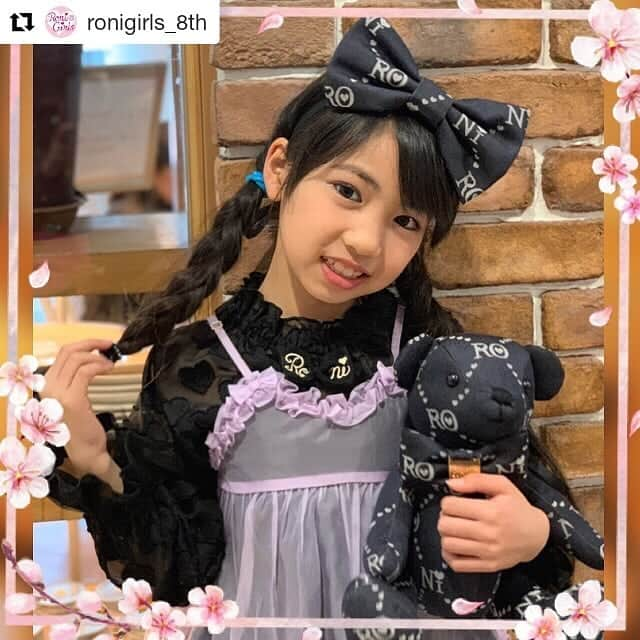 RONI WORLDさんのインスタグラム写真 - (RONI WORLDInstagram)「#Repost @ronigirls_8th (@get_repost) ・・・ ronigirls_8th 🌸HANA 🌸vol.6 ♡ modelsの🌸 HANA 🌸です。 ♡ 今回のテーマは『🌷春の先取コーデ🌷』です❤️ 💖 ♡ 少しずつ暖かい日が多くなり、どこかへお出かけしたくなる季節ですね〜🌸🌸 今年は桜が咲くのも早いようです✨✨✨✨🌸 ♡ 🌸HANA コーデ1🌸🌷pic1.2.3 ハート柄シフォンブラウス(キャミソール付)♥️HANAは黒を選びました✨✨✨春なのに黒❓シースルーキャミチュニックのラベンダーを重ねて、春らしくキュートに着こなしてみました💖💖💖 テディベアとお揃いのリボンを付けて、お人形さんの様に❣️❣️❣️❣️ ♡ 🌸HANAコーデ2🌸🌷pic4.5 黒のハート柄シフォンブラウスの上にレース&チュールフリルスウェットを着、テディベアとお揃いのモノグラムジャガードプリ-ツスカートを合わせ、モノトーンで春らしさを✨✨✨さらにピンクのジャケットを羽織り、春らしさをアップ⤴️⤴️ ♡ 🌸HANAコーデ3🌸🌷pic6.7.8 ガラリとイメージを変え、ポップな感じのコーデで、テディベアとお出かけしました✨✨✨ ここでもHANAはストレッチミニ裏毛サスペンダーパンツの黒を選びました❤️ ♡ 🌸HANA コーデ4🌸🌷pic9 ♡ ♡ ♡  ストレッチミニ裏毛ルーズGジャンは白〜💓💓💓って、決めたました💓💓💓 ストレッチミニ裏毛サスペンダーパンツと合わせて、かっこよく💖💖💖 🌸HANA コーデ5🌸🌷pic10 編み上げ半袖Tシャツと赤のスカートと合わせスポーティーに❣️❣️❣️ ❤️🧡💛💚💙💜🖤いろんな色と合わせていろいろ楽しめそう💖💖💖 ♡ 次はどこに行く💕💕❓何着て行こうか💕💕❓ ♡ ♡ 明日は、KAEちゃんだよ〜💕💕💕💕 みてね〜✨✨✨ ♡ 🌸 #春の先取りコーデ 🌸 #ronigirls_8th  #hana_ronigirls 🌸 #roni  #RONI #ronigirls  #ronigirls8期生  #RONIっ子 #roniカタログモデル  #roniwebモデル ＃RONI広告モデル ＃RONI大好き 🌸 #js2 #小2 🌸 #HANA #Hana」3月22日 11時14分 - roni62insta