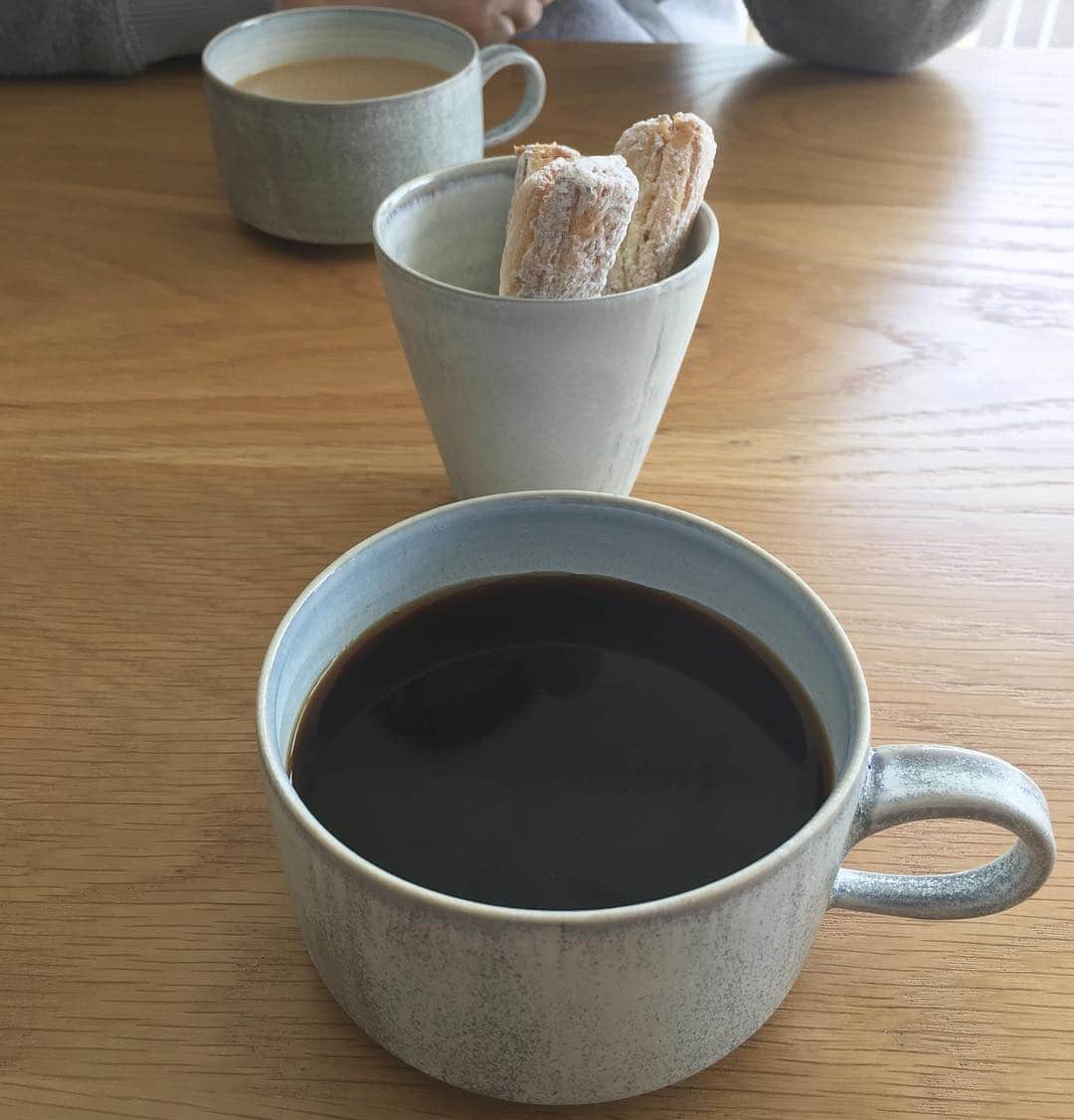 土岐麻子さんのインスタグラム写真 - (土岐麻子Instagram)「今朝レーベルのチームから📦いただいた村井さん  @muraidaiske のカップ！ そして夫からもらったコーヒー豆を淹れておメザ。 完璧なスタート！ と、このままアクティブに行きたいところだがもう眠い。🛌」3月22日 11時18分 - tokiasako