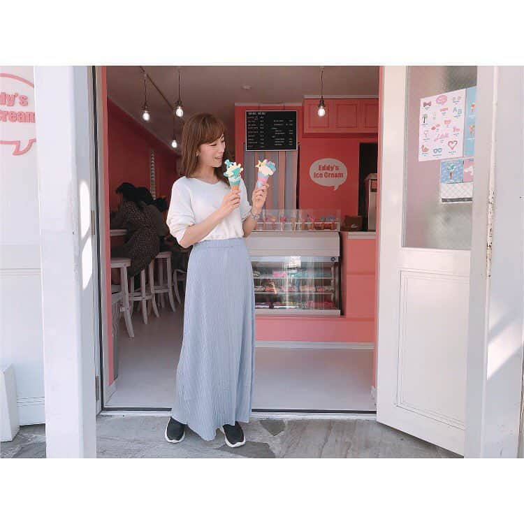 大谷朋子さんのインスタグラム写真 - (大谷朋子Instagram)「♡ * ポカポカな先日。 @eddys_ice_cream_ へ◡̈⃝🍦 * シナモンとシンデレラ💛 可愛すぎるソフトクリームににやけちゃう！ * コーンもトッピングも色々あって、 可愛いソフトクリームは映えです♡♡ * アウターいらずのコーデ❤︎ Tops：@ciaopanictypy #ciaopanictypy Skirt：@real_cube #REALCUBE Watch：#オリビアバートン * コットン100%のニットは、 サラッと肌触りのがよく着心地がいい♪ 洗濯機での洗濯も可能です。 * キレイなアイスグレーのプリーツスカートは、 涼しげでお気に入り！ 夏まで使えるアイテムです❤︎ * * #PR #eddysicecream #hub_eddysicecream #REALCUBEfashionista #チャオパニックティピー #exhibition #2019ss #fashion #coordinate」3月22日 11時19分 - tomoko_ohtani