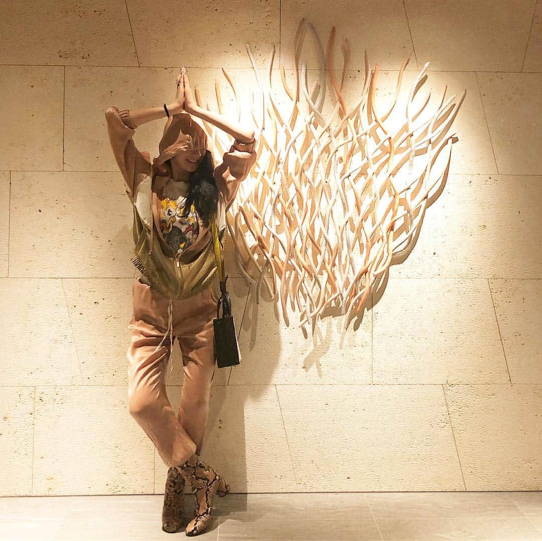 のインスタグラム：「今日から2日間HyattRegency 瀬良垣🌴 プールでDJします🙋🏻‍♀️🎧🌺 海開きという事で、、、サンゴのポーズ💃🏝 2018年の8月にオープンしたばかりで、綺麗で広くて素敵🙌✨ レストランの食事も美味しかったです😋✨ 絶対絶対！宿泊するべき💕  #hyattregencyseragaki#okinawa#luxury#hotel#resort#dj#pool#restaurant#恩納村#瀬良垣」