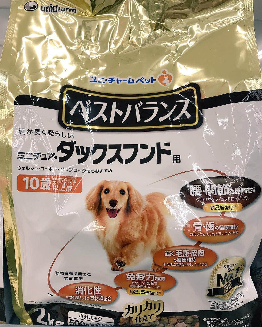 BETTYのインスタグラム：「* しれーっと… * ベティです。(笑) ベストバランスのパッケージにいます😆✨ * It is Betty! She worked as a model of dog food👌」