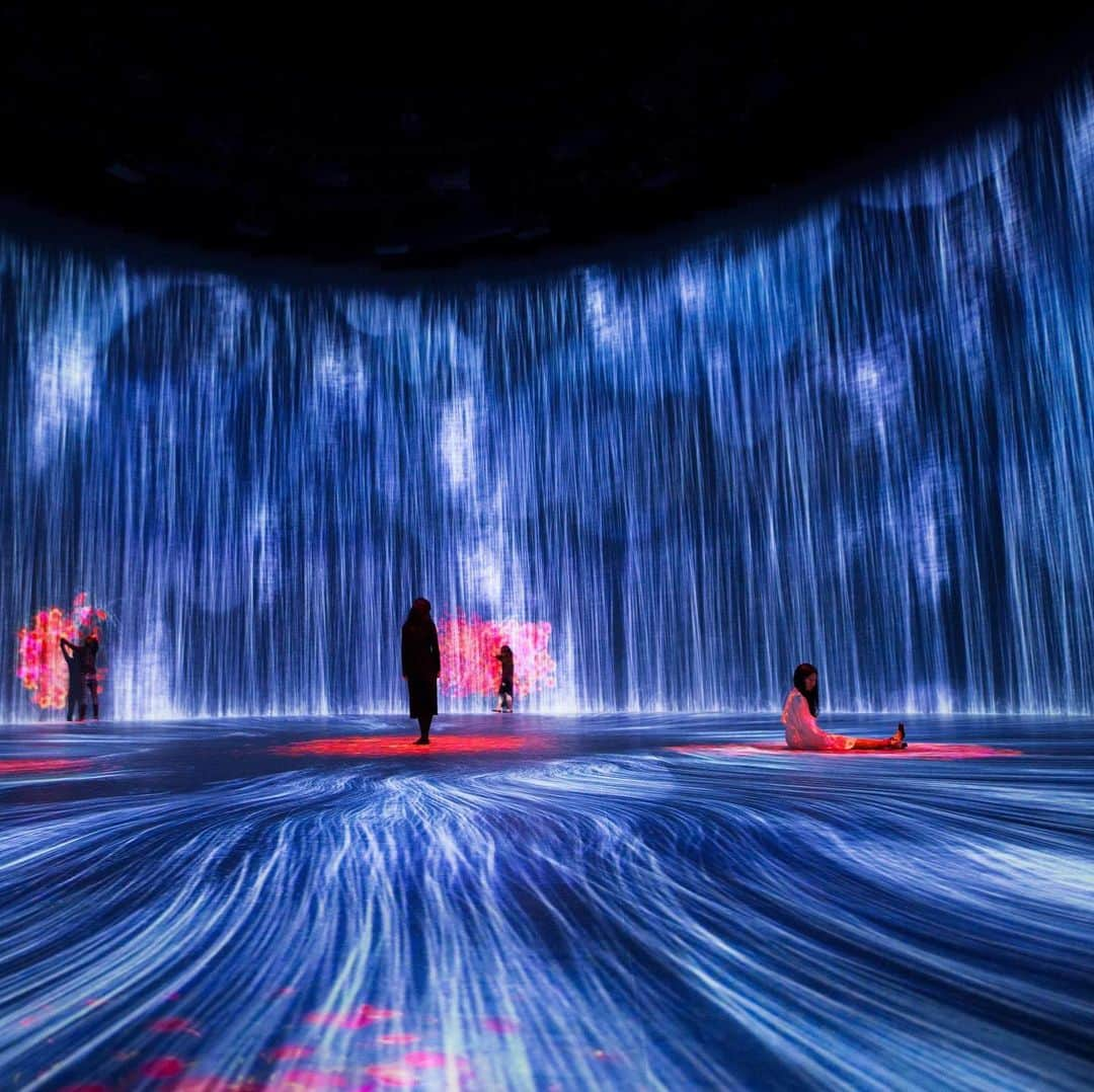 HYPEBEASTさんのインスタグラム写真 - (HYPEBEASTInstagram)「@hypebeastart: @teamlab_news has launched a new monumental exhibition entitled “Universe of Water Particles in the Tank” at @tankshanghai museum in China. The space has been transformed into an interactive environment that conveys natural wonders using digital technologies. It’s set to feature a total of five installations, and will run from March 23 to August 24.  Photo: teamLab」3月22日 11時26分 - hypebeast