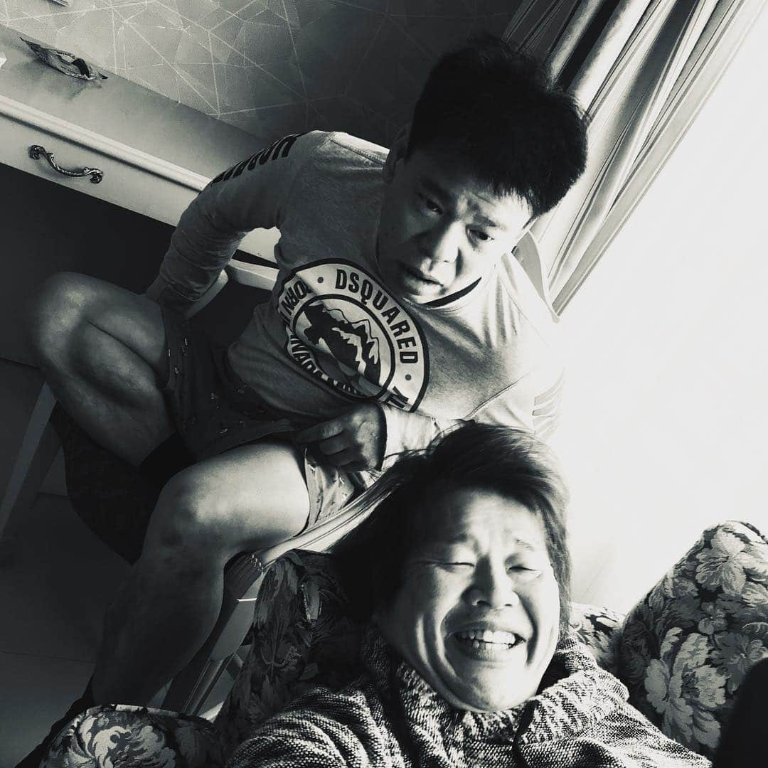 のインスタグラム：「朝からじゃれるオッサン二人  #ジミー大西 #シンクタンクタンク  #北海道 #知床 #オホーツク海」