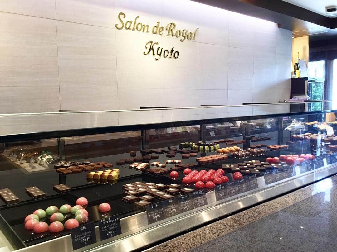 Salon de Royal Kyotoさんのインスタグラム写真 - (Salon de Royal KyotoInstagram)「サロンドロワイヤル京都店では、およそ30種類ものボンボンショコラをご用意しております。 . 色とりどりの煌めくショコラを楽しくお選びくださいませ✨ . . . #サロンドロワイヤル京都 #サロンドロワイヤル #京都 #京都スイーツ #ボンボンショコラ #京都カフェ #チョコレートショップ #ショコラトリー #パティスリー #チョコレート #チョコ #ショコラ #chocolate #chocolat #chocolatier #salonderoyal #ギフト #プレゼント #贈り物」3月22日 11時27分 - salon_de_royal_kyoto