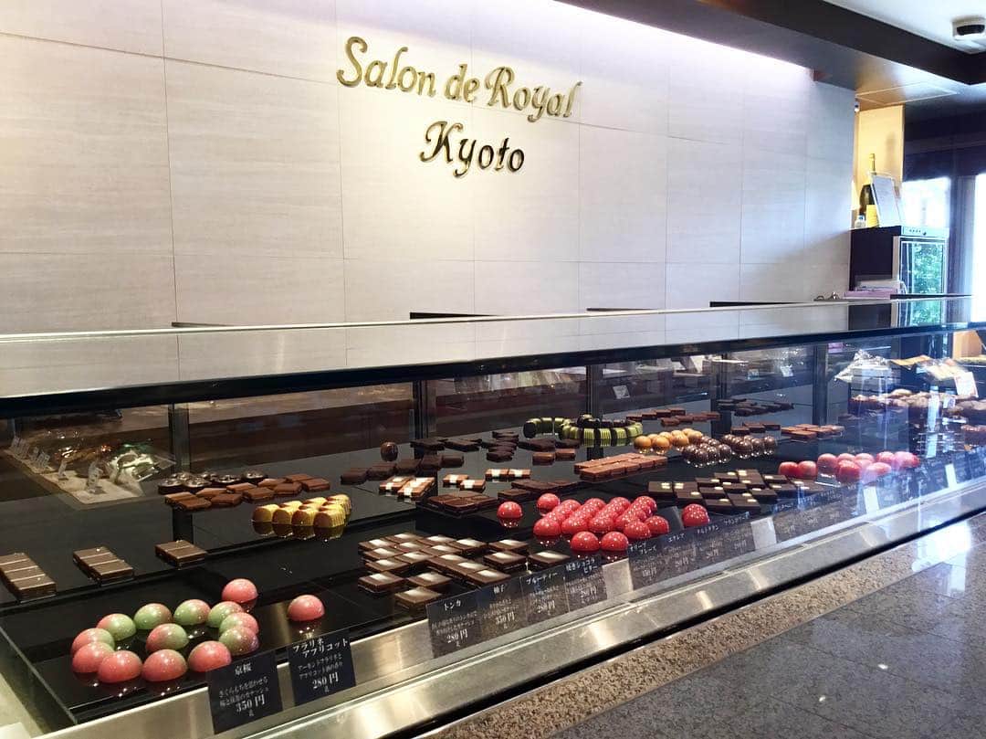 のインスタグラム：「サロンドロワイヤル京都店では、およそ30種類ものボンボンショコラをご用意しております。 . 色とりどりの煌めくショコラを楽しくお選びくださいませ✨ . . . #サロンドロワイヤル京都 #サロンドロワイヤル #京都 #京都スイーツ #ボンボンショコラ #京都カフェ #チョコレートショップ #ショコラトリー #パティスリー #チョコレート #チョコ #ショコラ #chocolate #chocolat #chocolatier #salonderoyal #ギフト #プレゼント #贈り物」