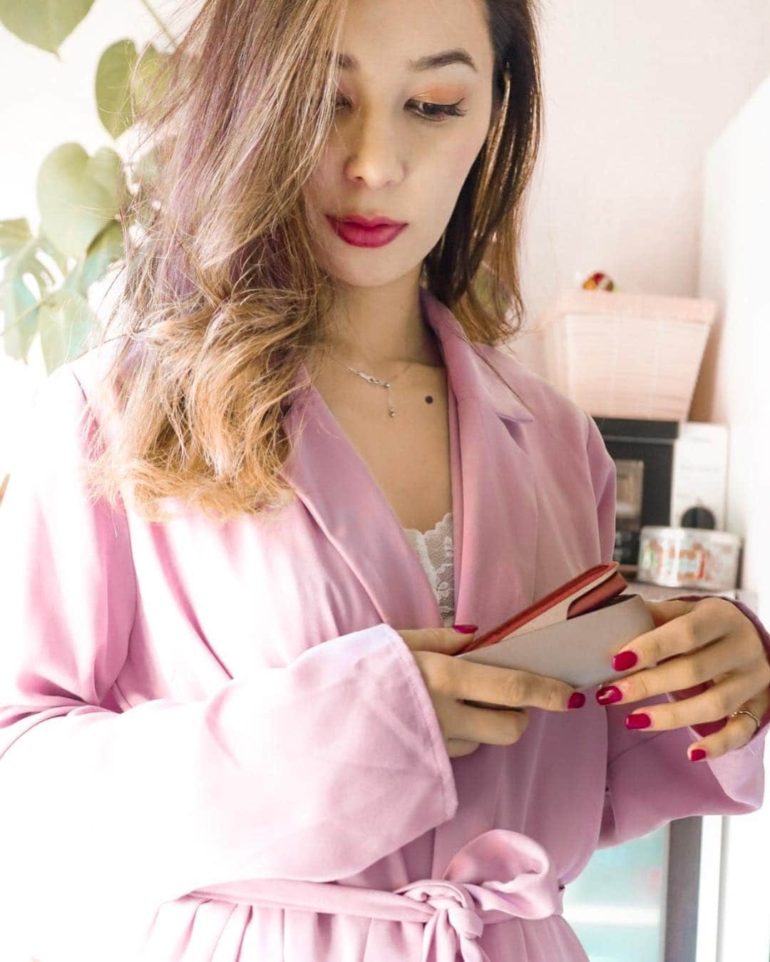 のインスタグラム：「#IQOSThisChangesEverything #IQOSアンバサダー #IQOSJapan . @iqos_jp 最近は目標を達成する為など、ゆっくり考える時間を 作るようにしてるの！ たまには紙に書いたりもしてるよ！ 今年はやりたい事がたくさんあって、 時間も作らないといけないなぁ..🤔 その新年度の考え事してる時に私がアンバサダーを 務めてるIQOSがいつもいる！😊 IQOS3のピンクゴールドが春っぽくて、おしゃれで好き💕🥰 . . . ・詳しくはIQOSストア、公式IQOSのサイトで確認してください。 ・※成人喫煙者向けの本製品には、リスクがないわけではありません。」