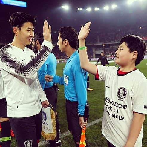 トッテナム・ホットスパーFCさんのインスタグラム写真 - (トッテナム・ホットスパーFCInstagram)「🇰🇷 🙏 Sonny captained South Korea to a 1-0 victory over Bolivia in today’s friendly! 📸: @thekfa」3月22日 22時27分 - spursofficial