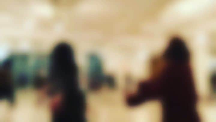 のインスタグラム：「#movie . . 撮影続きで身体が訛りまくっていたので またリハビリ。 . ３週間ぶりのJAZZ💃 . . そういえば 足捻挫していたんだった。笑 . この前、家の中で、家の中で（大事な事なので２回言った。） おっと！じゃなく ズダーーン！！って転んだんです。 . 家の中で（３回目）、ズダーーン！って。一人の時。 どうゆう事。 . ここ一週間足の捻挫に耐えてました。シップしておとなしくします。 踊っちゃったけど。 . 生き返りました。 . #jazz #dance . 曲はいつもどおり #goproqick 被せで～🙌」