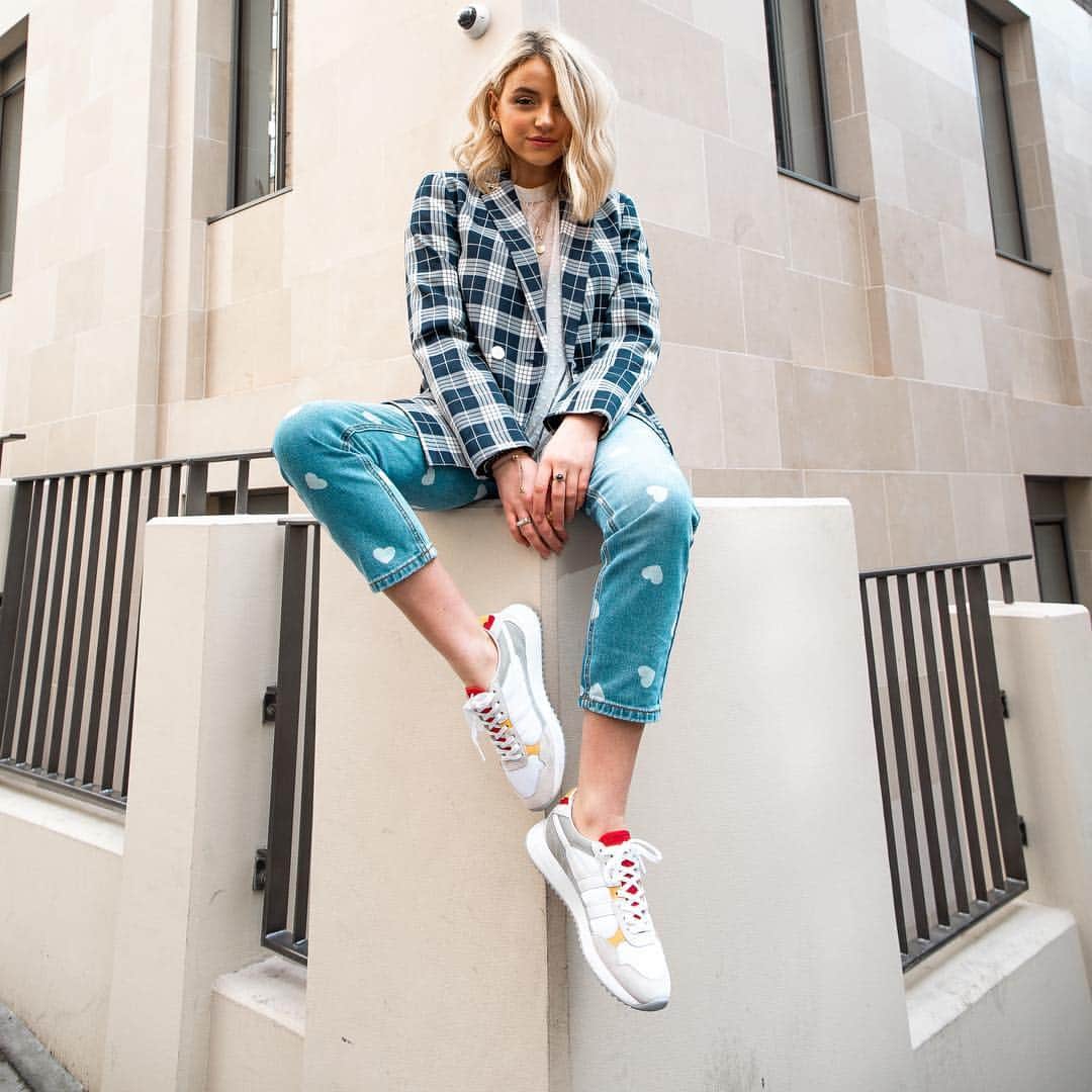 のインスタグラム：「This outfit tho 👌🏽 @withameliataylor wearing the Toronto trainer #golaclassics #newin #bloggerstyle #styleinspo」