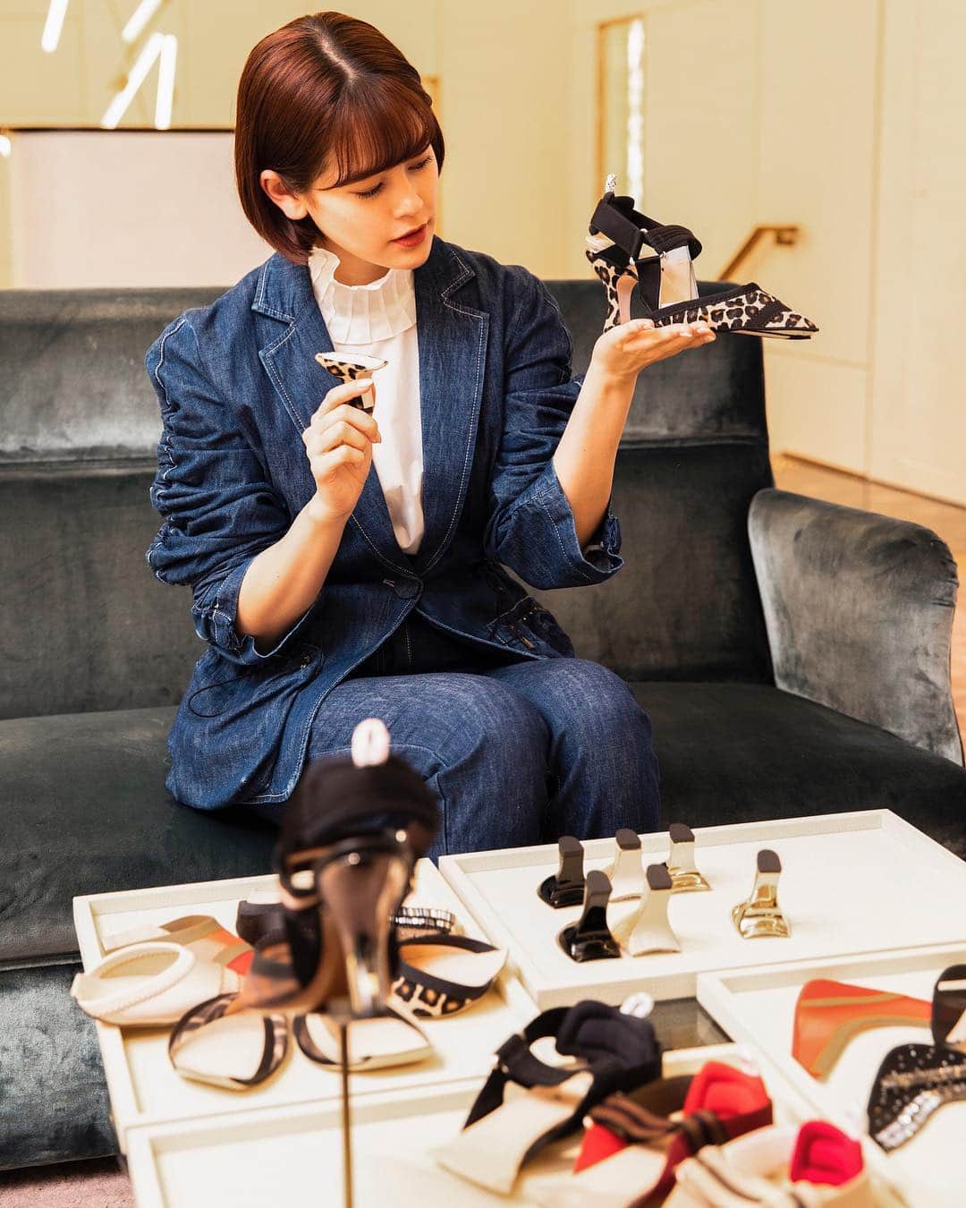 Fendiさんのインスタグラム写真 - (FendiInstagram)「Did you know you can customize your Colibrì slingbacks at our Osaka Boutique and online on Fendi.com - Japan? Choose from 7 different materials, 3 sporty straps and 2 different heel heights. #FendiColibri  Shop via link in bio.  Stay tuned for #MyFendiColibri schedule in your country.」3月22日 22時20分 - fendi