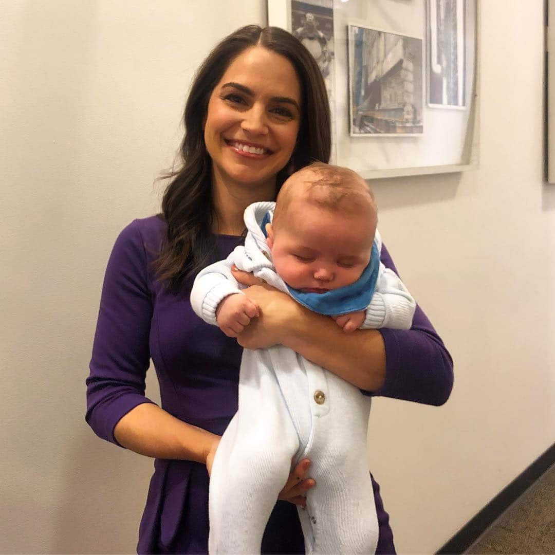Good Morning Americaさんのインスタグラム写真 - (Good Morning AmericaInstagram)「Bring Your Sleepy Baby to Work Day feat. @dianermacedo 👶💤」3月22日 22時22分 - goodmorningamerica