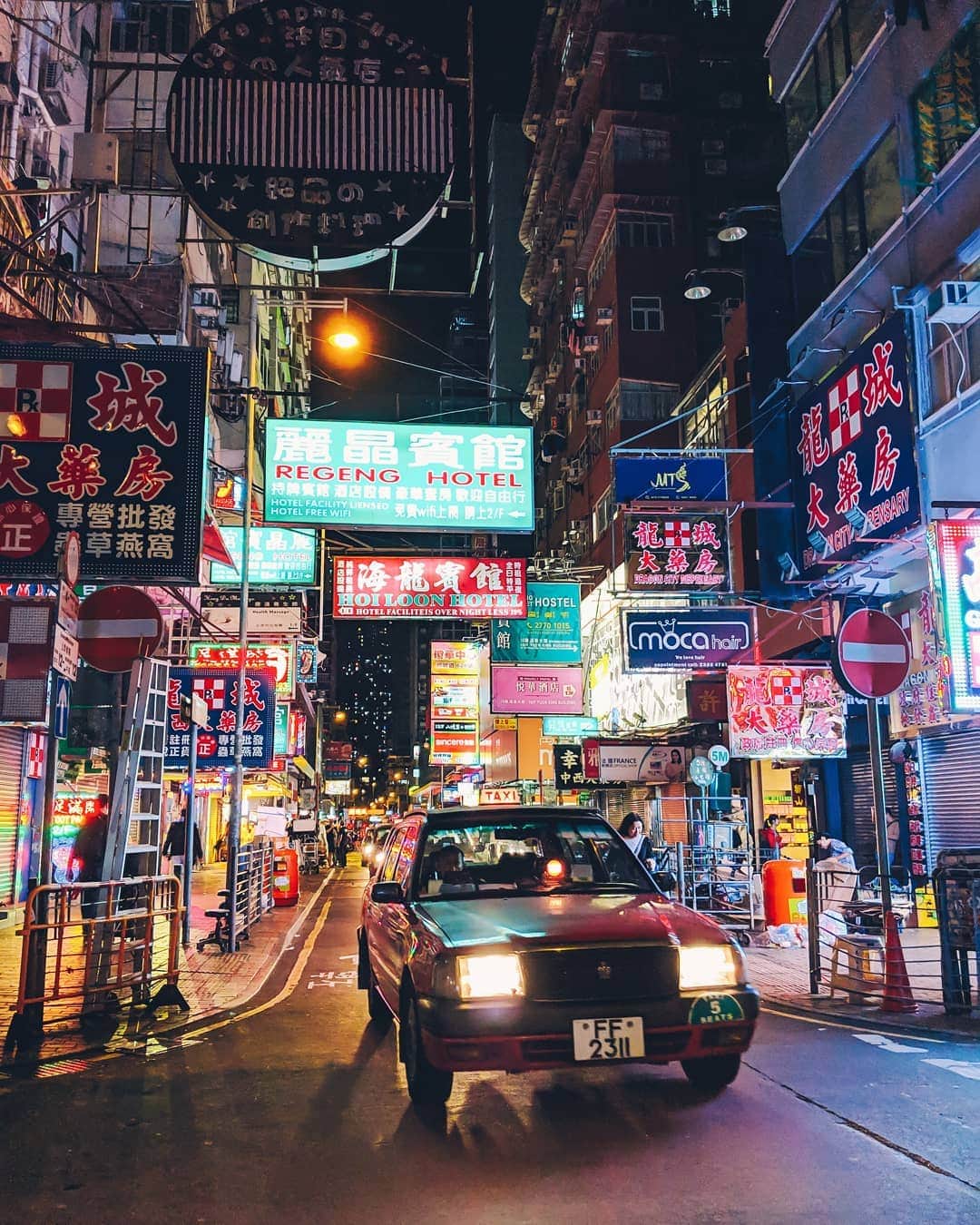 福田洋昭のインスタグラム：「Kings of Neon Hong Kong #GooglePixel #Pixelで撮影 #teampixel #Sponsored」