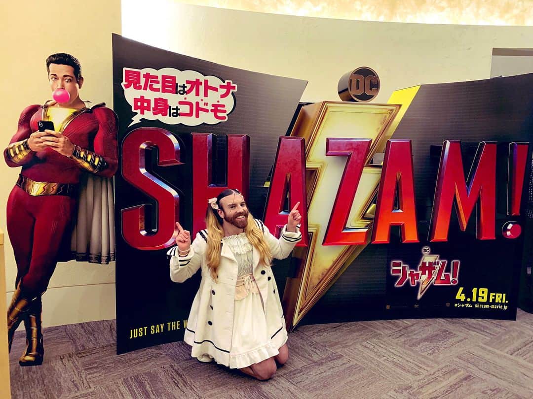 のインスタグラム：「Hey I saw a special preview screening of Shazam! Fun fun movie, I enjoyed myself, and I think we can all sympathize with the concept of being a kid in a grown up’s body. Who’s with me?? Thanks DC and Warner Bros for the invitation! I recommend y’all check it out!  #ladybeard  #shazam」