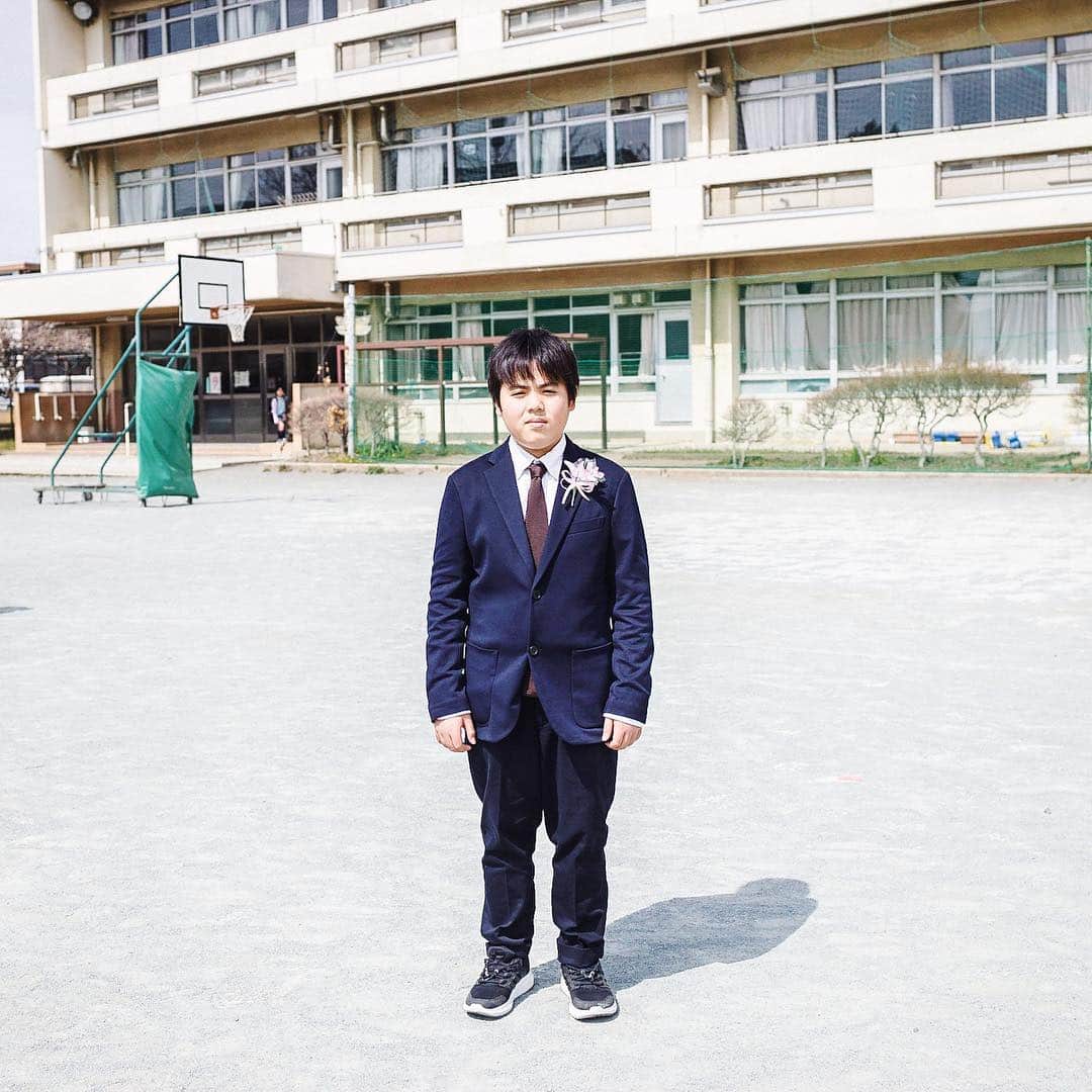 小宮山桂のインスタグラム：「長男の卒業式。ついこの間ランドセル買ったばかりだと思っていたらあっという間に中学生です。早すぎてこちらがついていけないくらい。⠀ 最近の小学校では卒業証書をもらう時に一言、将来の夢を発表してからもらうらしく。妻と何だろうね、バスケ選手かな？ゲーマーかな？とか言っていたら「カメラを通して色々な人と出会いたい」とのことでした。なんだその不意打ちは。ツーンとしちゃったじゃないか。⠀ 立派に育ててくれた妻に感謝してなにか美味しいものでも買って帰ります。」