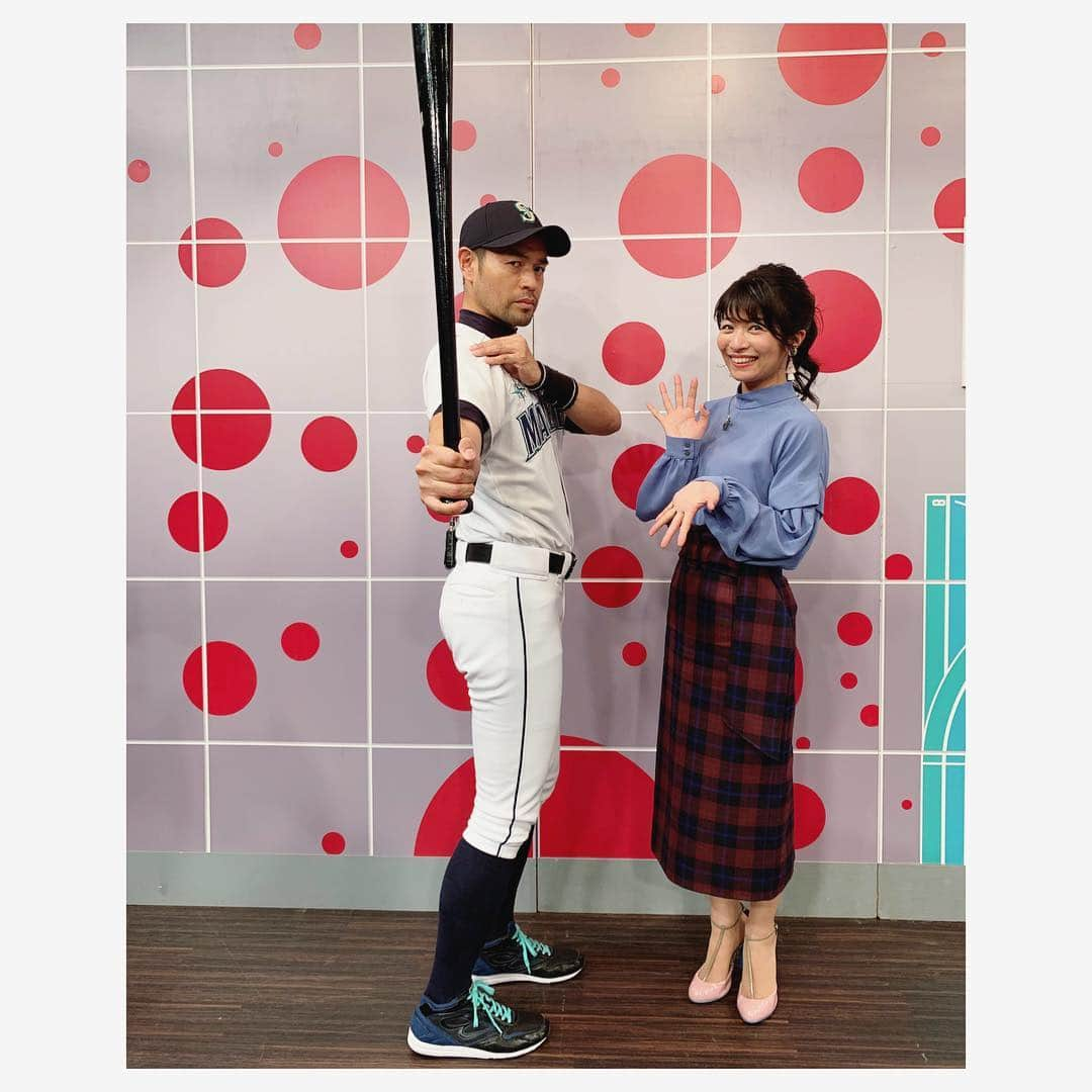 三倉茉奈さんのインスタグラム写真 - (三倉茉奈Instagram)「NHK BS1「スポーツ酒場 語り亭」生放送で出演させていただきました！ イチローさん特集ということで 初めてお会いしたニッチローさん！ 後ろ斜め45度からの姿がそっくりでした笑 イチローさんの28年を振り返る番組。色々なVTRや成績を拝見して偉大さを再認識。 ありがとうございました！ #スポーツ酒場 #語り亭 #イチローさん #モノマネの #ニッチロー さん ・トップス→UNITED TOKYO ・スカート→LE CIEL BLEU」3月22日 22時24分 - mana_mikura_official