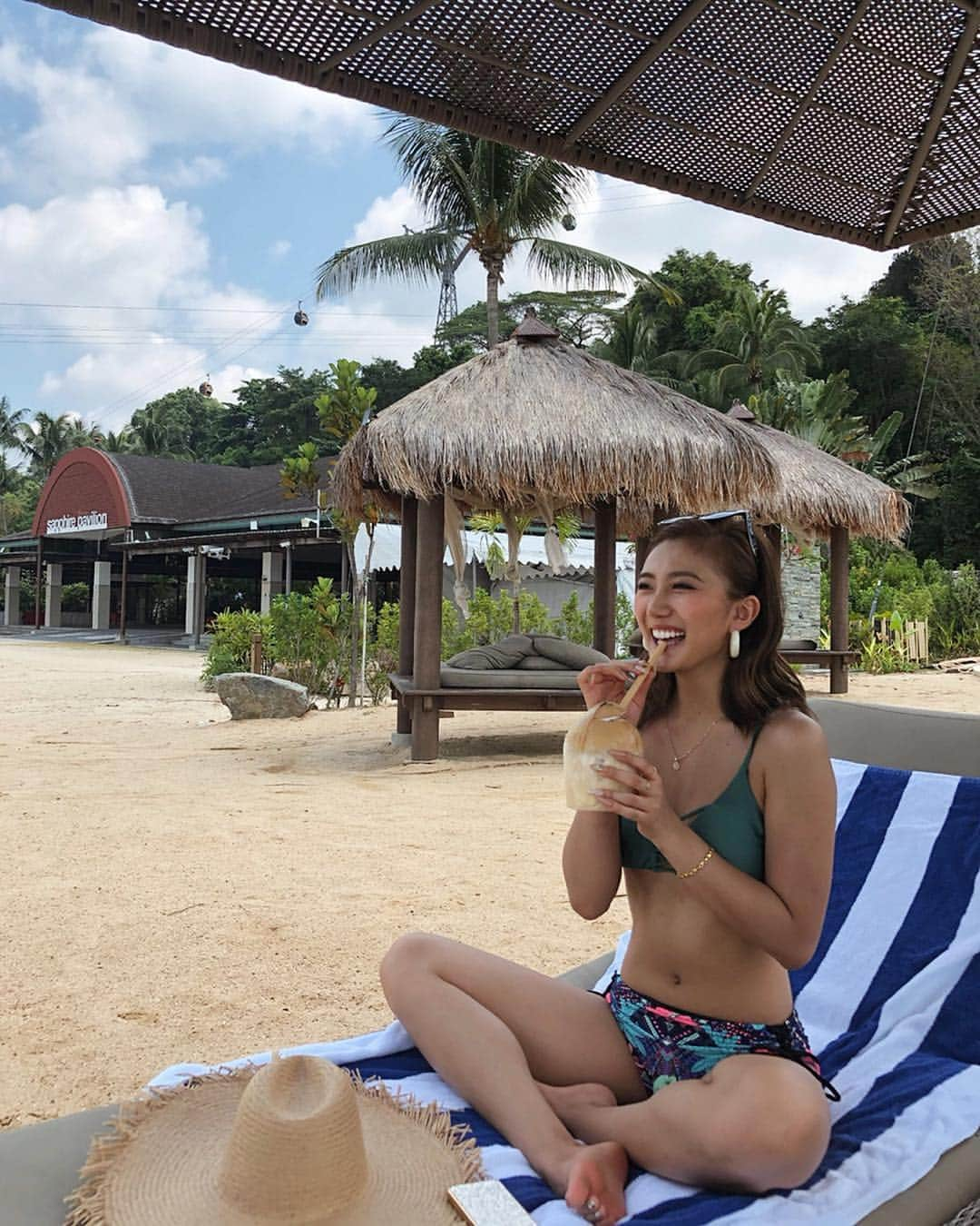 又来綾さんのインスタグラム写真 - (又来綾Instagram)「ビーチで大好きなココナッツジュース🥥 綺麗な海を見ながらまったりする時間って本当に大好き🌴 お店のお兄さんがとても優しくてたくさんドリンク出してくれてハッピーな1日🤤 明日も早起き頑張ります💤 . . . #sentosaisland #fashion #outfit #ootd #make #motd #makeup #love #girl #happy #instagood #tanning #pic #cartier #travel #trip #okinawa #swimwear #sea #vacation #stellaviana #singapore #coconut」3月22日 22時25分 - matarai_aya