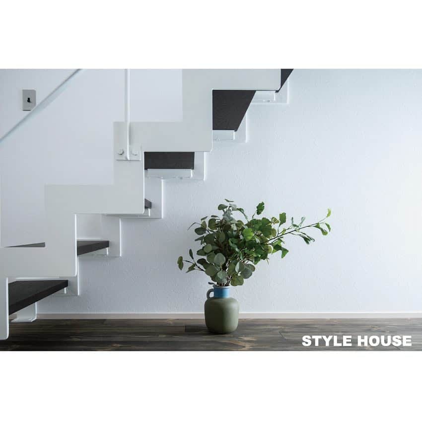 STYLE HOUSE 谷上工務店さんのインスタグラム写真 - (STYLE HOUSE 谷上工務店Instagram)「「2階のリビングへと繋がる階段。一歩ずつ、登るたびに、わくわく。」 岸和田まちかどモデルハウスの施工写真です。明日からイベント開催します♩その他の施工写真は、 @stylehouse_taniue  のURLからご覧いただけます。 . ぜひチェックしてみてくださいね♪ . . #stylehouse  #谷上工務店 #allagi #diy #アレジ #スタイルハウス #ナチュラルインテリア #インテリア大好き #夢のマイホーム #わが家に恋する #ライフスタイル #結婚 #新婚生活 #カフェ好き #カフェ風インテリア #大阪 #キッチンカウンター #大阪で家を建てる #大阪の注文住宅 #大阪建築 #スーモ #注文住宅 #大阪の家 #大阪注文住宅」3月22日 20時58分 - stylehouse_taniue
