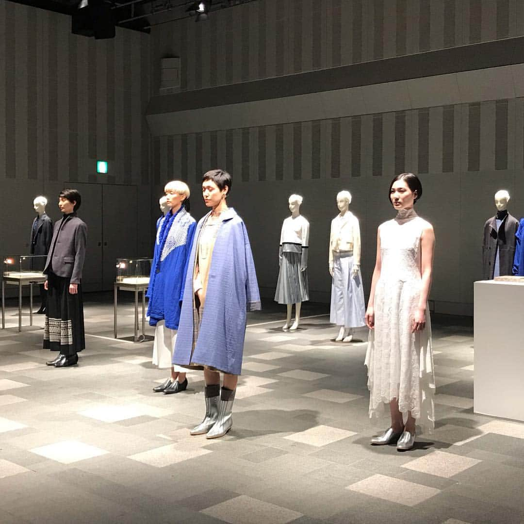 Apparel-web.comさんのインスタグラム写真 - (Apparel-web.comInstagram)「まとふが2019秋冬コレクションを発表 #matohu #tokyo #fashionweek #fashion #AmazonFWT #fashionshow #AW2019 #ファッション #ファッションショー #ランウェイ」3月22日 20時59分 - apparelweb