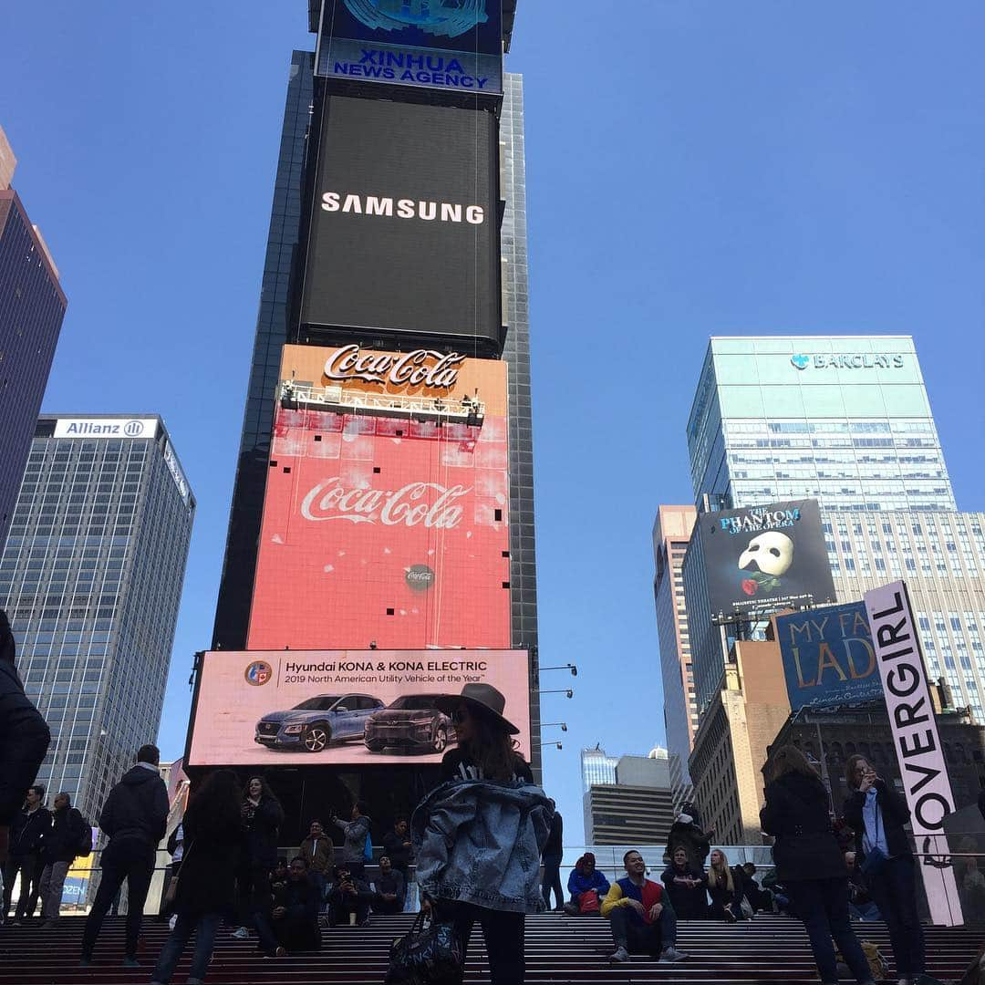 新山千春さんのインスタグラム写真 - (新山千春Instagram)「#TimesSquare 😍🌹 #casualstyle #NYC #palmangels  _____________________________________________________🌹  #NY ♥️ #art 🎨好き#Japaneseactress #casualcoordinate #denimcoordinate #makeup #model  #mamastyle #Instagood #hairarrange #fashion  #outfit #casualstyle  #outfitstyle #촬영 #粉我 #나를따르라  #fashionistas #dailylook #coodinate #いいね 💘#フォロー ありがとうございます🌹#新山千春  ______________________________________________」3月22日 21時00分 - chiharuuu_0114