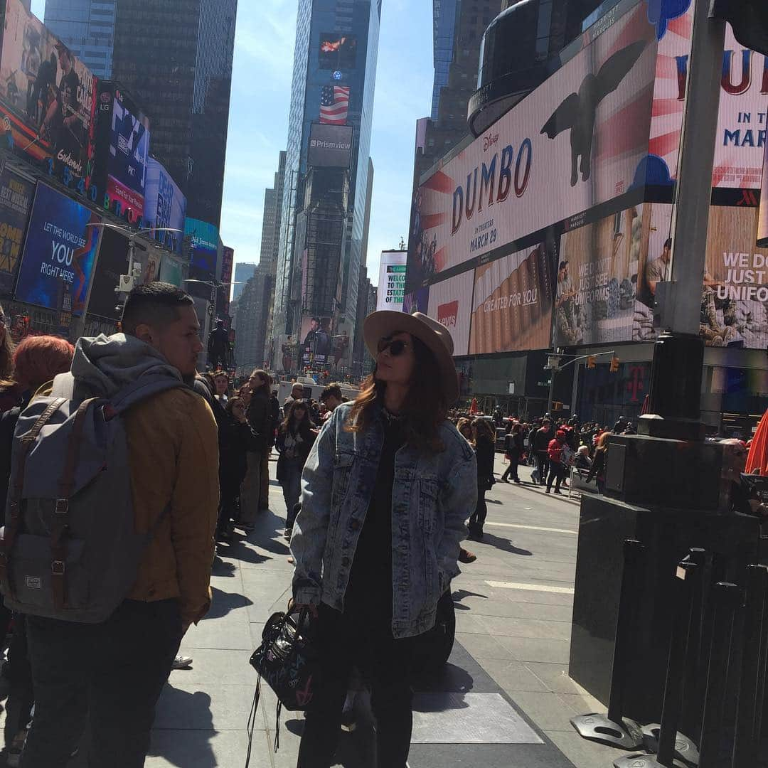 新山千春さんのインスタグラム写真 - (新山千春Instagram)「#TimesSquare 😍🌹 #casualstyle #NYC #palmangels  _____________________________________________________🌹  #NY ♥️ #art 🎨好き#Japaneseactress #casualcoordinate #denimcoordinate #makeup #model  #mamastyle #Instagood #hairarrange #fashion  #outfit #casualstyle  #outfitstyle #촬영 #粉我 #나를따르라  #fashionistas #dailylook #coodinate #いいね 💘#フォロー ありがとうございます🌹#新山千春  ______________________________________________」3月22日 21時00分 - chiharuuu_0114