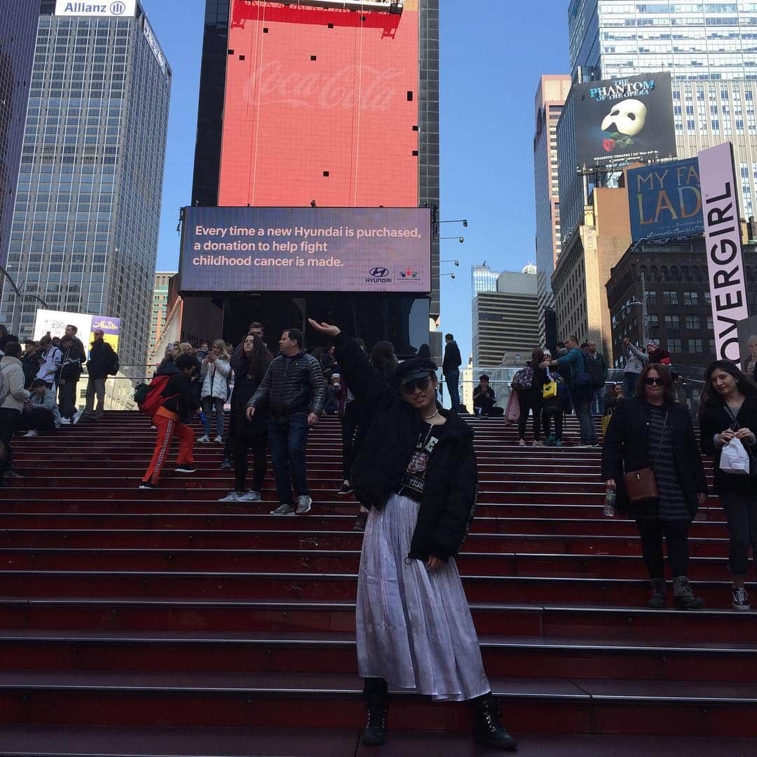 新山千春さんのインスタグラム写真 - (新山千春Instagram)「#TimesSquare 😍🌹 #casualstyle #NYC #palmangels  _____________________________________________________🌹  #NY ♥️ #art 🎨好き#Japaneseactress #casualcoordinate #denimcoordinate #makeup #model  #mamastyle #Instagood #hairarrange #fashion  #outfit #casualstyle  #outfitstyle #촬영 #粉我 #나를따르라  #fashionistas #dailylook #coodinate #いいね 💘#フォロー ありがとうございます🌹#新山千春  ______________________________________________」3月22日 21時00分 - chiharuuu_0114