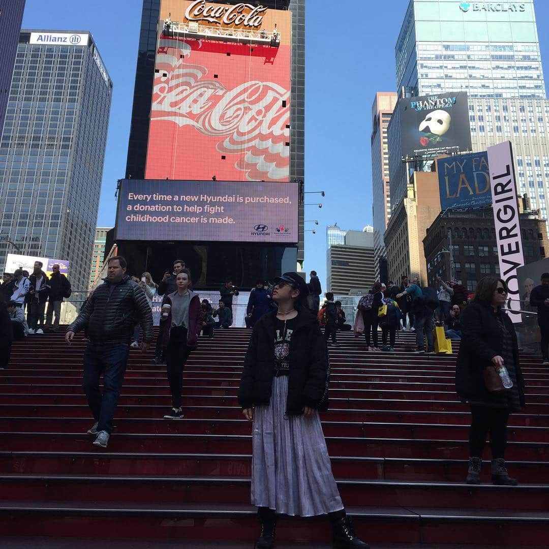 新山千春さんのインスタグラム写真 - (新山千春Instagram)「#TimesSquare 😍🌹 #casualstyle #NYC #palmangels  _____________________________________________________🌹  #NY ♥️ #art 🎨好き#Japaneseactress #casualcoordinate #denimcoordinate #makeup #model  #mamastyle #Instagood #hairarrange #fashion  #outfit #casualstyle  #outfitstyle #촬영 #粉我 #나를따르라  #fashionistas #dailylook #coodinate #いいね 💘#フォロー ありがとうございます🌹#新山千春  ______________________________________________」3月22日 21時00分 - chiharuuu_0114