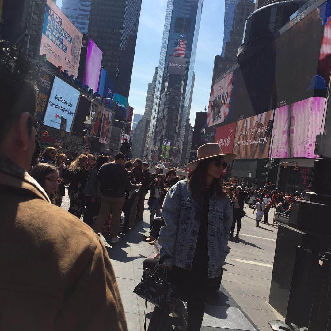 新山千春さんのインスタグラム写真 - (新山千春Instagram)「#TimesSquare 😍🌹 #casualstyle #NYC #palmangels  _____________________________________________________🌹  #NY ♥️ #art 🎨好き#Japaneseactress #casualcoordinate #denimcoordinate #makeup #model  #mamastyle #Instagood #hairarrange #fashion  #outfit #casualstyle  #outfitstyle #촬영 #粉我 #나를따르라  #fashionistas #dailylook #coodinate #いいね 💘#フォロー ありがとうございます🌹#新山千春  ______________________________________________」3月22日 21時00分 - chiharuuu_0114