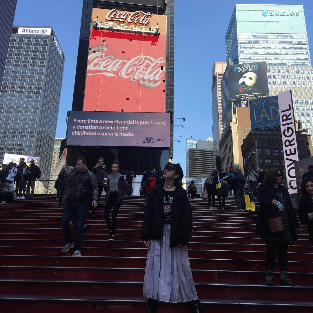 新山千春さんのインスタグラム写真 - (新山千春Instagram)「#TimesSquare 😍🌹 #casualstyle #NYC #palmangels  _____________________________________________________🌹  #NY ♥️ #art 🎨好き#Japaneseactress #casualcoordinate #denimcoordinate #makeup #model  #mamastyle #Instagood #hairarrange #fashion  #outfit #casualstyle  #outfitstyle #촬영 #粉我 #나를따르라  #fashionistas #dailylook #coodinate #いいね 💘#フォロー ありがとうございます🌹#新山千春  ______________________________________________」3月22日 21時00分 - chiharuuu_0114