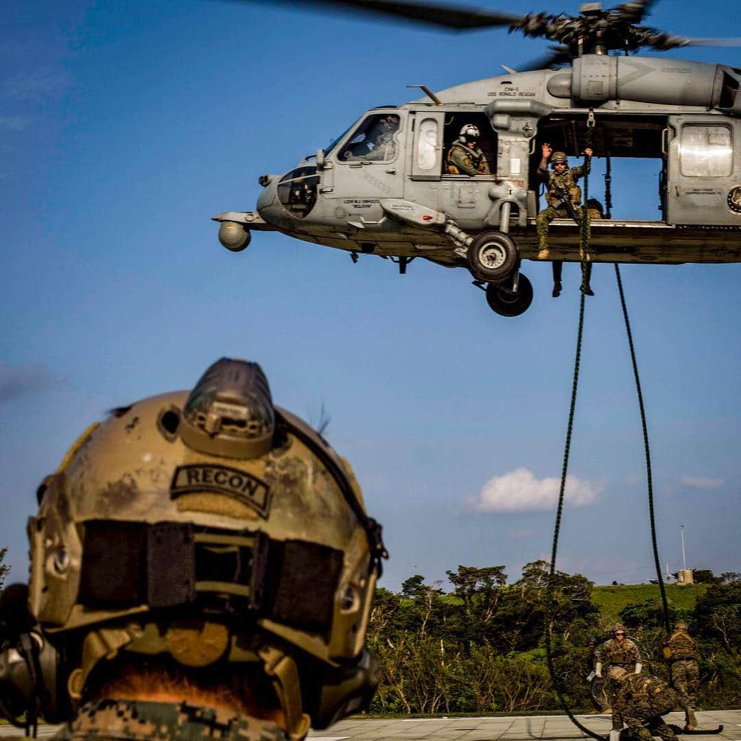 アメリカ海兵隊さんのインスタグラム写真 - (アメリカ海兵隊Instagram)「Felt Like Dropping By  Marines conduct fast roping out of a helicopter on Camp Hansen, Okinawa, Japan, March, 15 2019. (Marine Corps photo by Lance Cpl. Marcus Allen)  #Marines #USMC #Military #Marine #MarineLife #Marine #MilitaryLife #MarineCorps #USMC #Rah #Yut #Photography #Recon #airdrop #Helicopter #BadAss #FastRope #Adrenaline #SpecialOperations」3月22日 21時00分 - marines