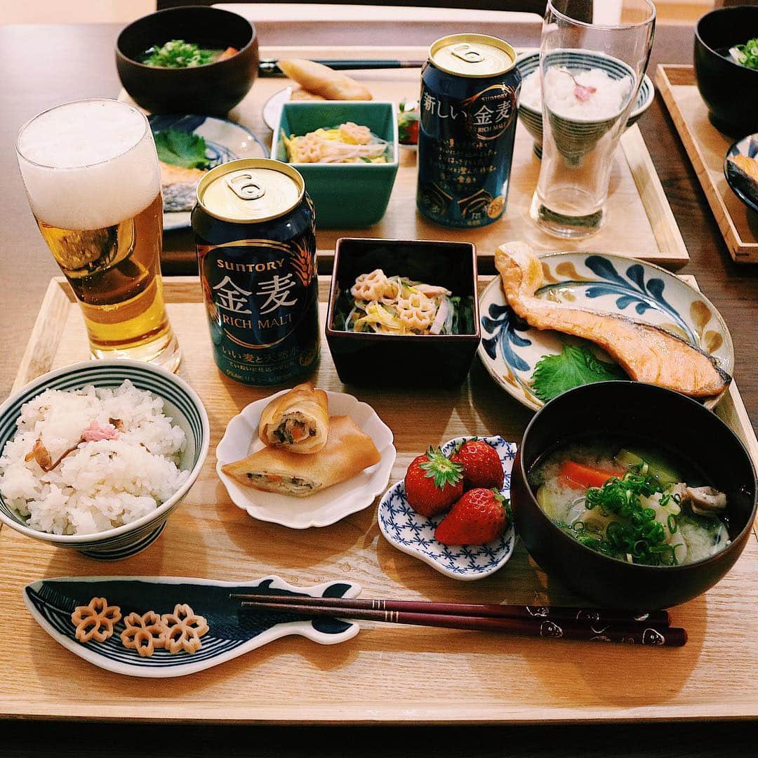 ゆかり/yukariのインスタグラム：「金麦アンバサダーとして活動しています。  今回のお題は春御前。さくらごはん、春巻、いちご、鶏肉人参蓮根の味噌汁、鮭、春雨サラダ。  手前の豆皿にはさくらパスタを乗せました（可愛い）  完全にあったかくなって、花も咲いて、桜前線も上がってきて、最高の季節です。  お花見弁当を持って、今年も桜が見たい。 * * * #金麦 #金麦のある食卓 #藍のある食卓 #おうちごはん #うちごはん #晩ごはん #夜ごはん #夕食 #料理 #手料理 #食卓 #自炊 #家庭料理 #料理好きな人と繋がりたい #暮らし #テーブルコーディネート #おうちごはんLover #food #japanesefood #foodpic #和食 #ていねいな暮らし」
