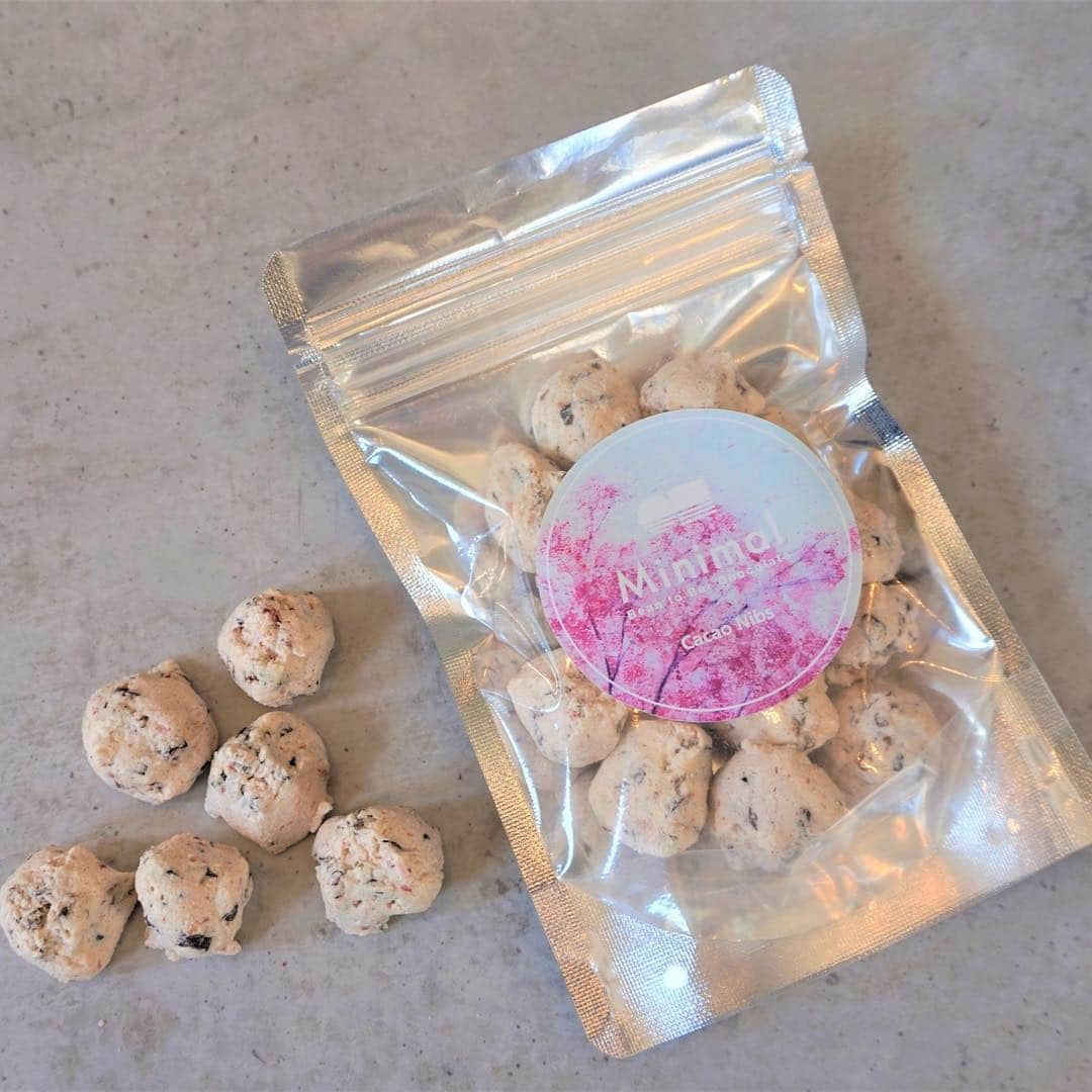 のインスタグラム：「. . サクサク食感のメレンゲ菓子「カカニブスナック」から、今年も東武池袋店限定で”桜フレーバー”が登場です。 . フルーティーなカカオニブをたっぷり入れ、東武池袋店の併設工房で一つ一つ丁寧に焼き上げている「カカオニブスナック」。サクサクの食感とカカオニブの風味がクセになる！とご好評をいただいています。 . 昨年に引き続き、東武池袋店では桜の花の塩漬けを使用した”桜フレーバー”を販売しています。ほんのりと口に広がる桜の香りは、お花見のお供にもぴったりです！ . 4/30まで、1日20袋の限定販売です。ぜひこの機会にお食べ逃しなく、お楽しみください。 . ■販売店舗：東武池袋店のみ ■販売期間：～4/30（火） ■限定数量：1日20袋 . 【Minimal 東武池袋店】 池袋駅直結 東武百貨店地下1階 電話番号： 03-6812-1231 営業時間： 月-土曜10:00~21:00、日曜・祝日10:00-20:00 . . #MinimalChocolate #MinimalBeanToBarChocolate #BeanToBar #BeanToBarChocolate #craftchocolate #tomigaya #ミニマルチョコレート #ミニマルビーントゥバーチョコレート #ビーントゥバー #板チョコレート #クラフトチョコレート #シングルオリジンチョコレート #カカオ #富ヶ谷 #奥渋 #奥渋谷 #代々木八幡 #cacao #チョコレート専門店」