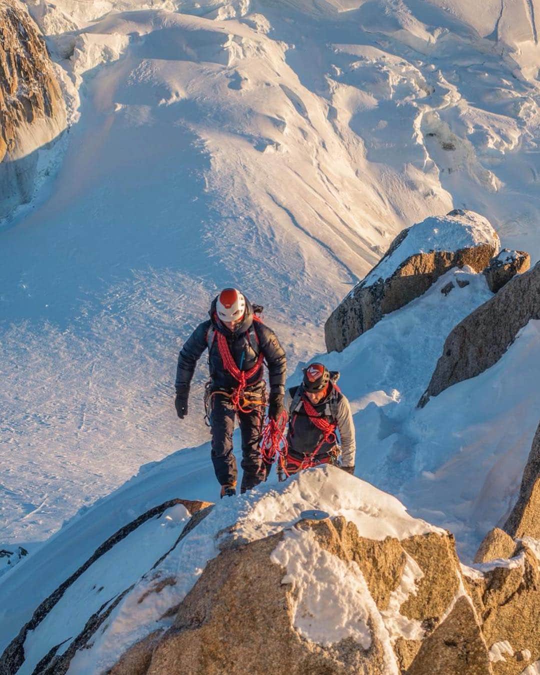 のインスタグラム：「Golden hour chasers 📷 @tehtuob  #MilletRiseUp #mountaineering #alpinisme #alpinismo #alpinism #chamonix #chamonixmontblanc #chamlive」