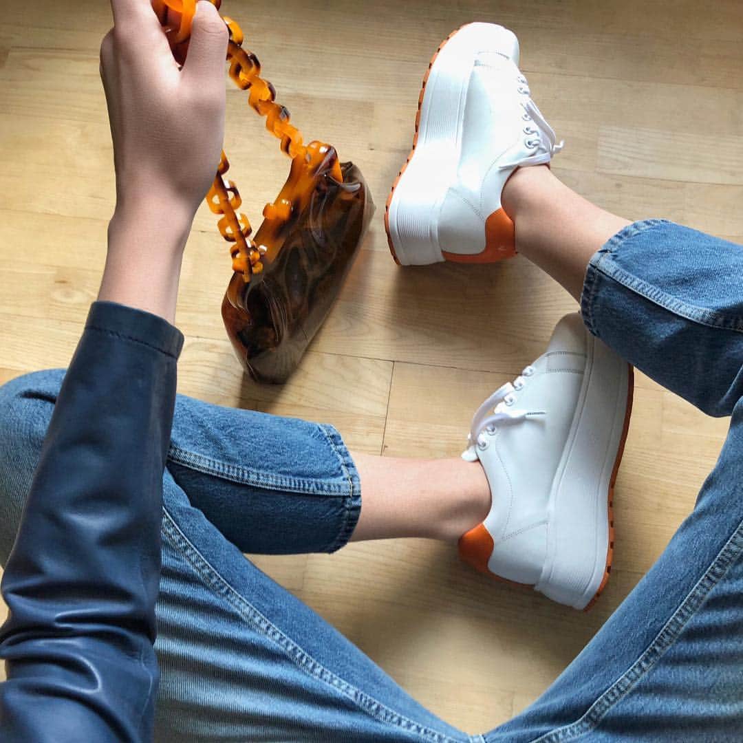 YOOX.COMさんのインスタグラム写真 - (YOOX.COMInstagram)「Still can’t get over these beauties ✨ Today I’m rocking the white + orange sneakers created by Suecomma Bonnie exclusively for #YOOX and I can’t help but channel my inner @daraxxi a little more. What do you think of this look? Tap to shop! xx D 💗 Sneakers 👉🏻 Suecomma Bonnie x YOOX  Bag 👉🏻 Topshop」3月22日 20時57分 - yoox