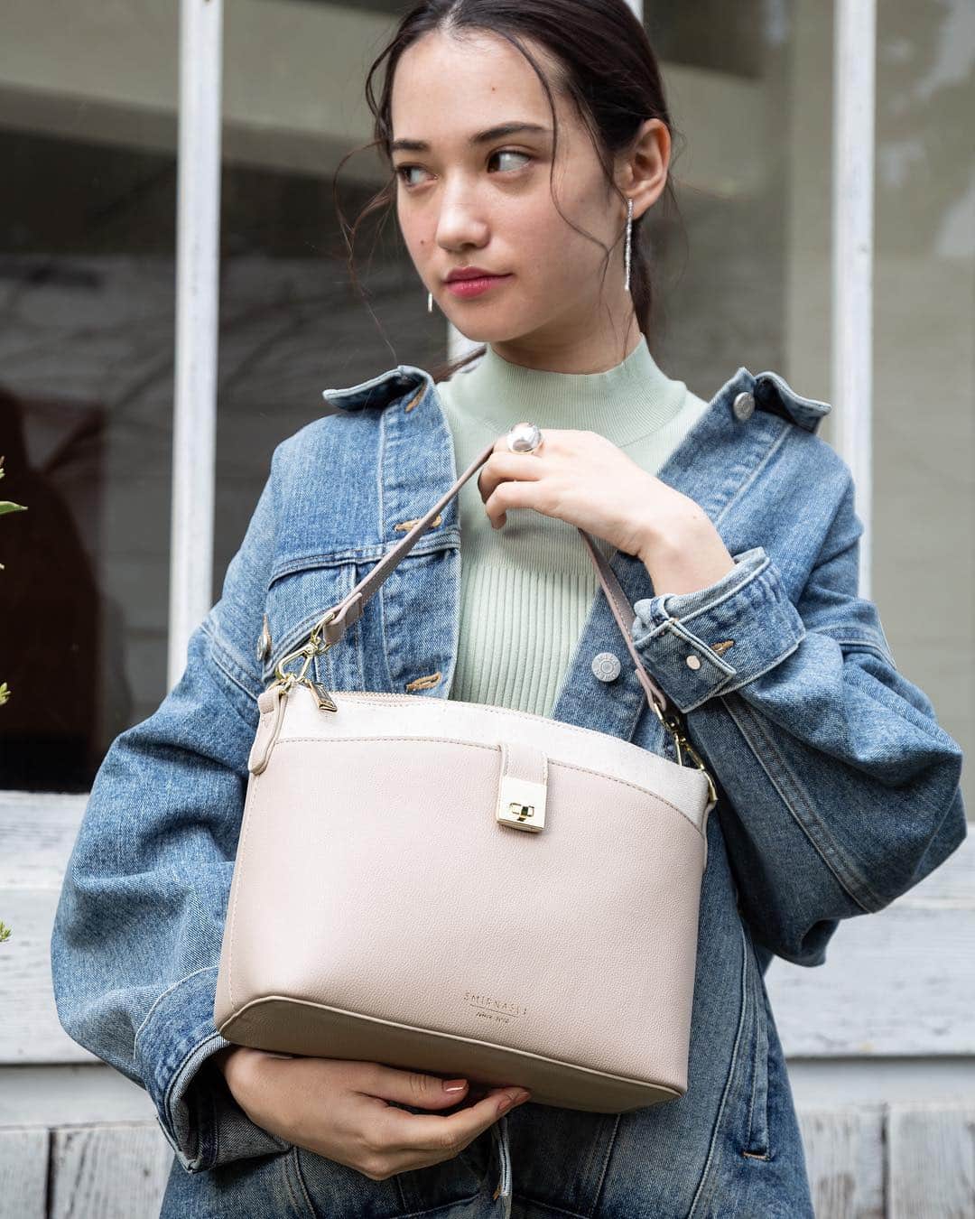 SMIRNASLI_officialのインスタグラム：「3pocket combi Shoulder . 大人気だった3ポケットシリーズから 新作が入荷予定❤︎ 軽くて前後にポケット有り ペットボトルも入るサイズ感！ いいとこづくしのショルダー♡ 新作はキャンバス地と バイカラーになって登場🤗 公式オンラインストアでは 予約受付中です‼︎ #smirnasli#サミールナスリ  #shoulderbag #bag #新作 #newarrival」