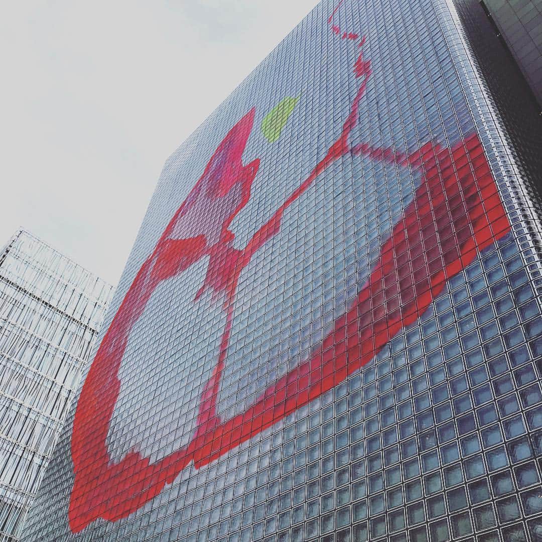椎名直子さんのインスタグラム写真 - (椎名直子Instagram)「ピンクの光につつまれたオフィス。  美しい。  #「うつろひ、たゆたひといとなみ」 #エルメス」3月22日 21時07分 - natadecoco