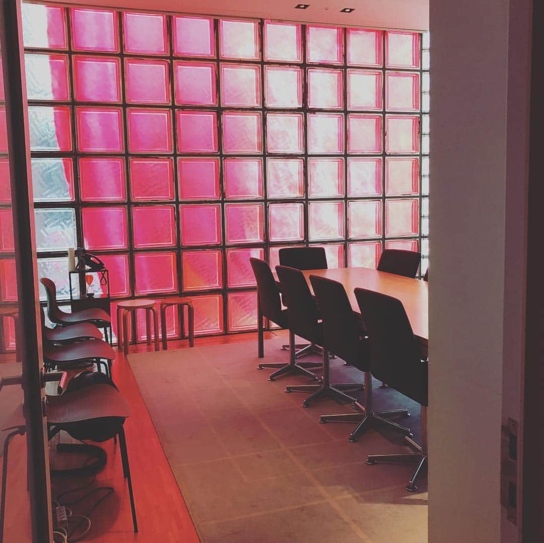 椎名直子さんのインスタグラム写真 - (椎名直子Instagram)「ピンクの光につつまれたオフィス。  美しい。  #「うつろひ、たゆたひといとなみ」 #エルメス」3月22日 21時07分 - natadecoco