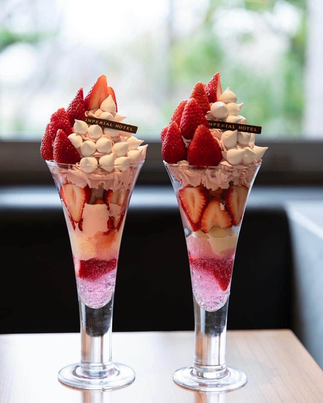 のインスタグラム：「* 2019.3.22 . 昨日のおでかけpic。 帝国ホテル2Fのカフェクベールで 季節限定の桜と苺のパフェ&パンケーキ🌸🍓 . . ツンツンした可愛いメレンゲが乗ったパフェは 桜香るアイスにホイップ、中には苺のシャーベットが。 桜と苺の組合せって大好き♡ . かなりボリュームがあったけど、さちのかの 程よい甘酸っぱさと全体のバランスが良くて ペロリと頂きました😋 . . 底の桜のジュレがヒカリにあたって キラキラしてたのがキレイだったなぁ🌸✨ . . パンケーキは桜のクリームとベリーソースで春仕様。 帝国ホテルさんのパンケーキは安定の 美味しさでした✨ . . . . #みくおさんぽ .」