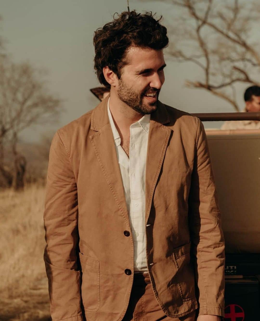 MR PORTERのインスタグラム：「Going on safari? 🐅 Then you need to look the part (and Mr @cole_herrm proved just that on the @bear.ltd trip to India this week)⁣ -⁣ 🛒 @mrp Tobacco Unstructured Garment-Dyed Cotton-Twill Blazer (1132241) available now via the link in bio. #MRPORTER」