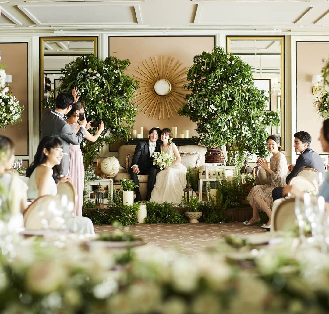 のインスタグラム：「#landmarkwedding ・ たくさんの緑と自然光に包まれ、ゆったりとした時間をすごすナチュラルスタイル。 シンプルなインテリアで造られたスカイバンケットルームは、おふたりの希望にあわせ、様々なスタイルのウエディングを演出することができます。 ・ ブライダルフェアのご予約はプロフィールURLより お進みください。 @landmarkwedding ・ The perfect styling for a natural wedding. A lush abundance of garden greens blend together beautifully in this elegant cerebration.🌿✨ ・ ・ ・」