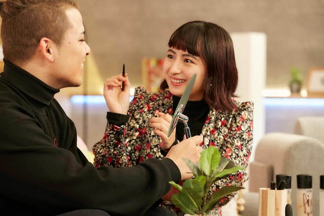 M∙A∙C Cosmetics Japanのインスタグラム：「⠀ 大人気カップルYouTuber”JULIDY”のお2人が M·A·Cのシェアコスメをご紹介♡ ⠀ 色数豊富なブロウアイテムで簡単イメージチェンジ♪ ■アイブロウ スタイラー　（使用色：スタッド） ■ブロウ セット　（使用色：ビガイル） ⠀ 実際に製品を使ったリアルなレポート動画が配信中！ JULIDYのYouTubeアカウントからぜひチェックしてみてください！ ⠀ ⠀ ⠀ ⠀ ⠀ ⠀ #MACCosmeticsJapan #MACコスメ  #MACCosmetics  #MAC #コスメ #メイク #シェアコスメ #ユニセックス #スキンケア #アイブロウ #リップ #男性メイク #メンズメイク #メイク動画 #YouTube #Youtuber #JULIDY #JULIA #CODY」